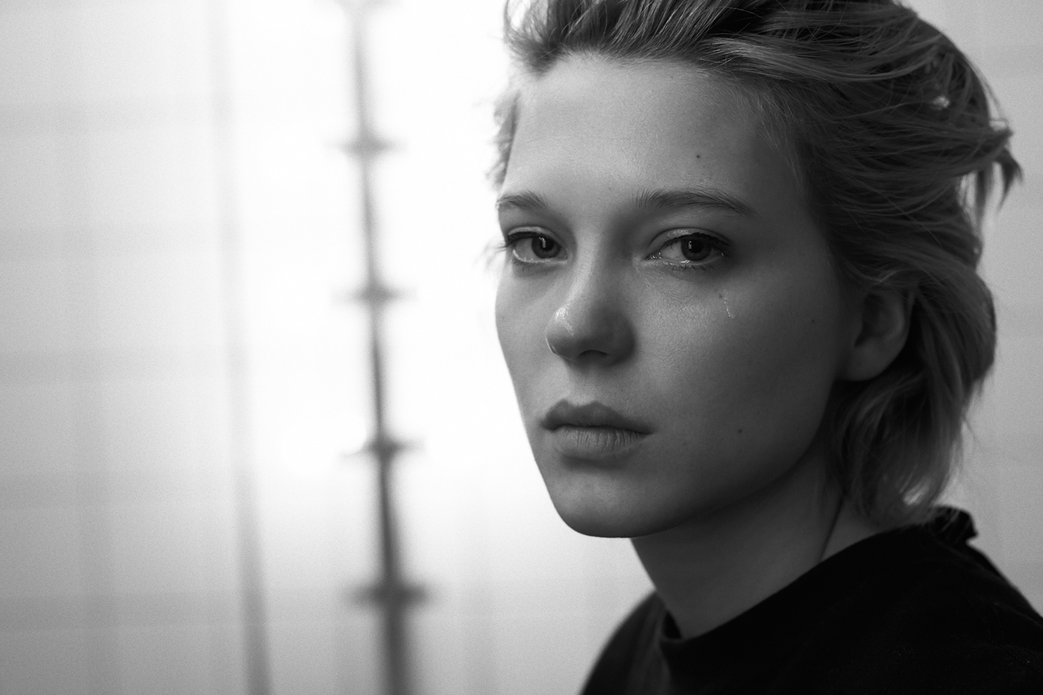 People 1500x1000 Léa Seydoux women celebrity monochrome women indoors looking at viewer crying