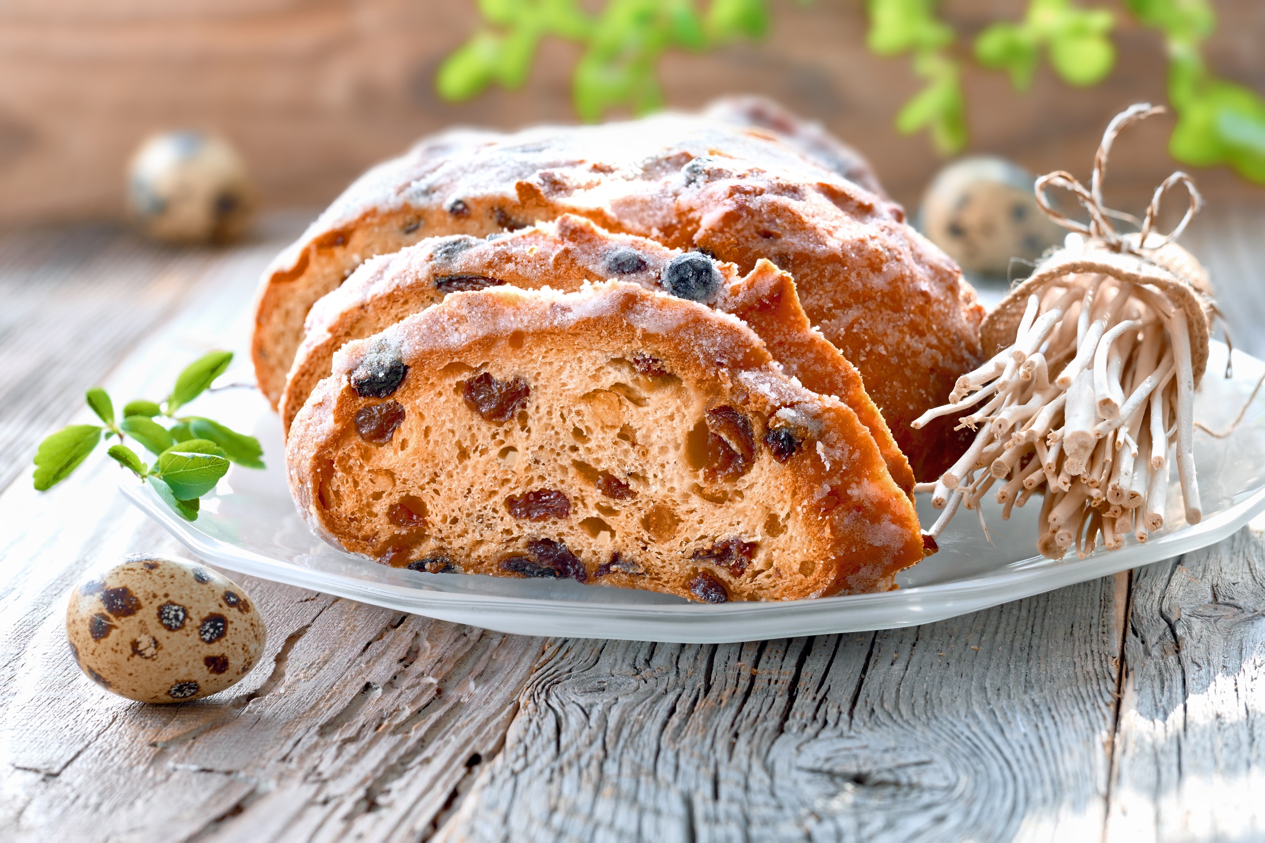 General 2560x1707 food sweets eggs raisins closeup wooden surface plates depth of field leaves sunlight wood