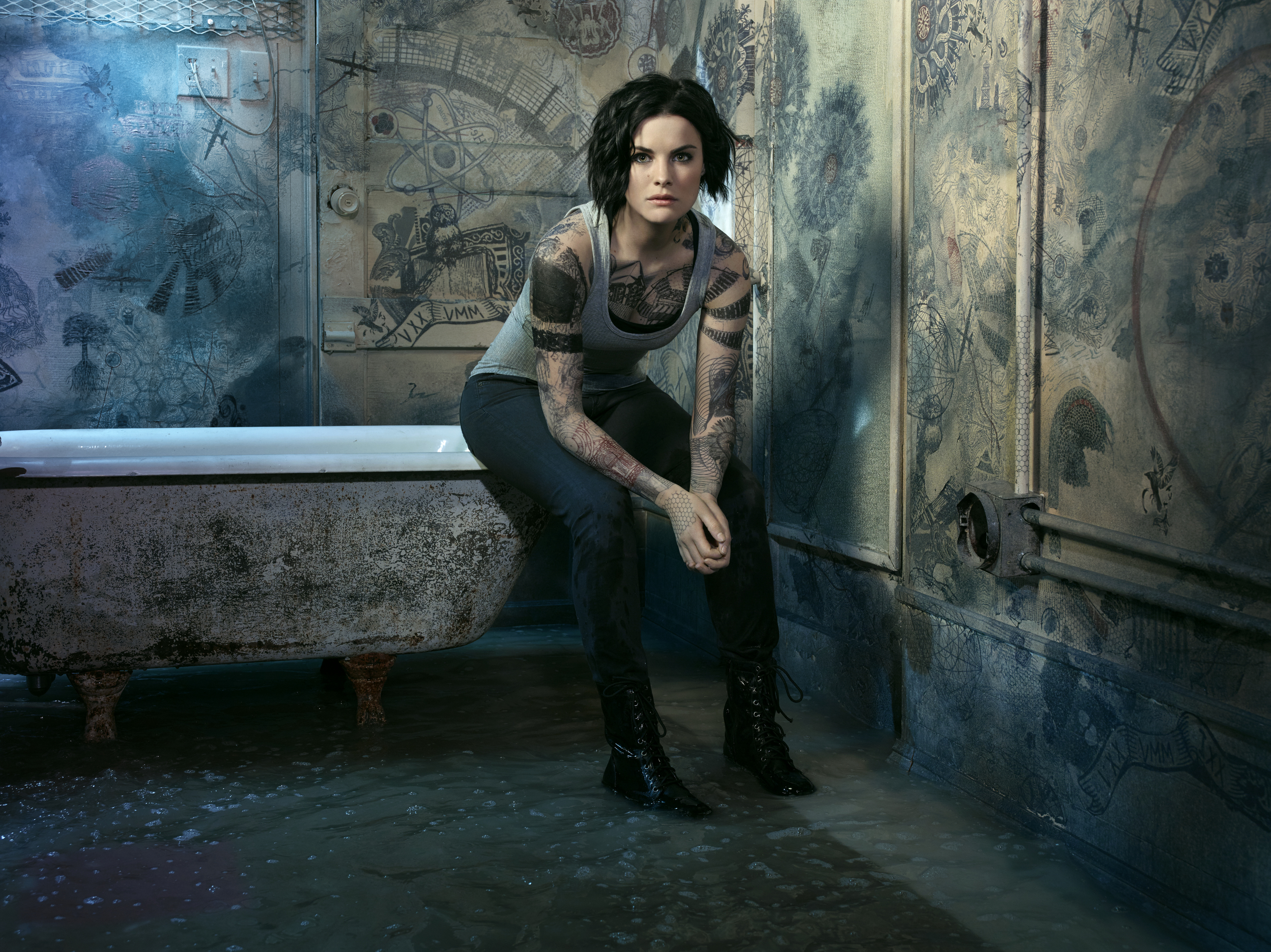 People 3000x2248 Jaimie Alexander women actress brunette short hair Blindspot tattoo tank top bathtub indoors sitting looking at viewer