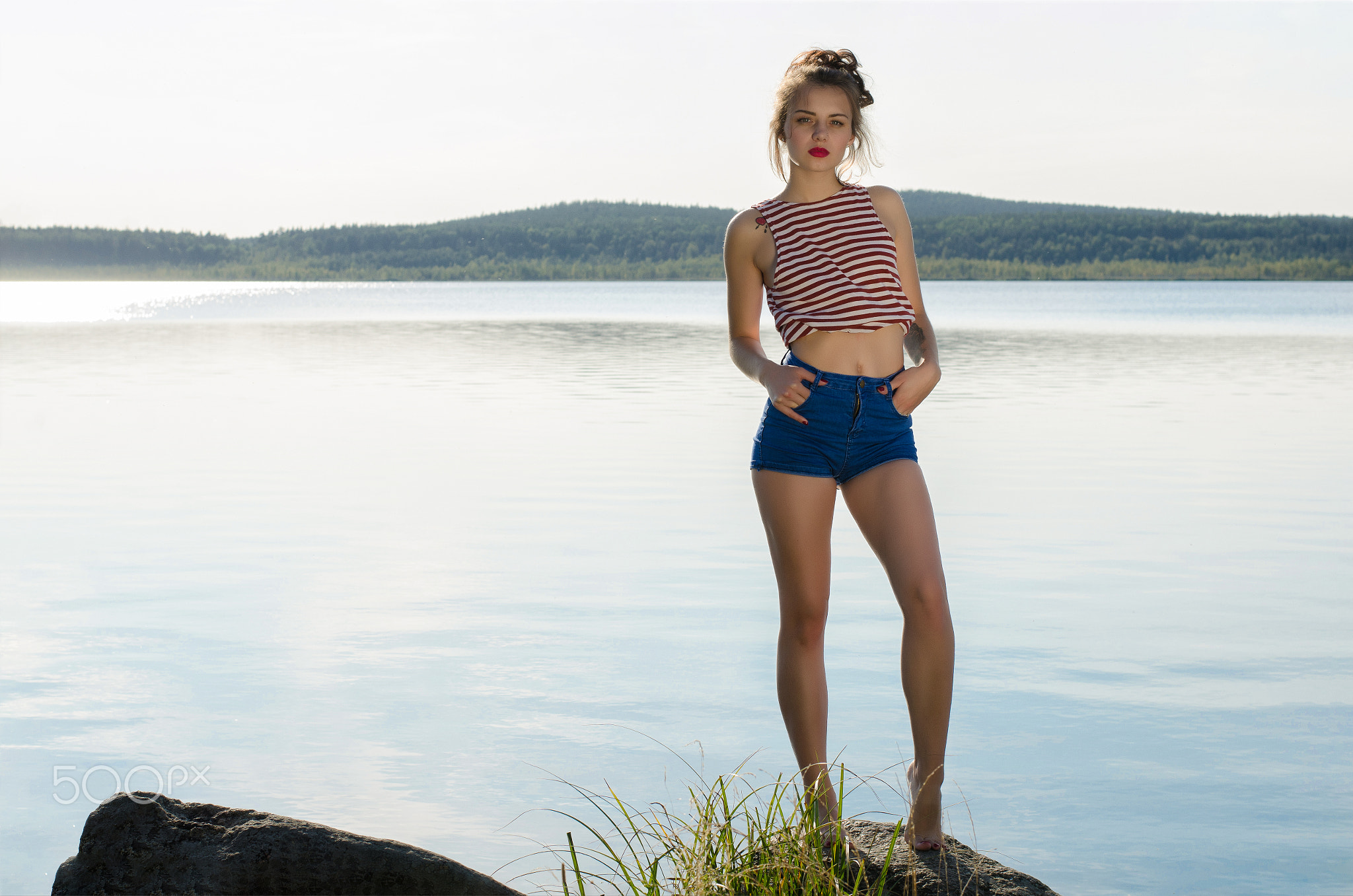 People 2048x1357 women outdoors portrait red lipstick jean shorts barefoot water looking at viewer tank top belly photography sunlight high waisted shorts bare shoulders watermarked 500px women