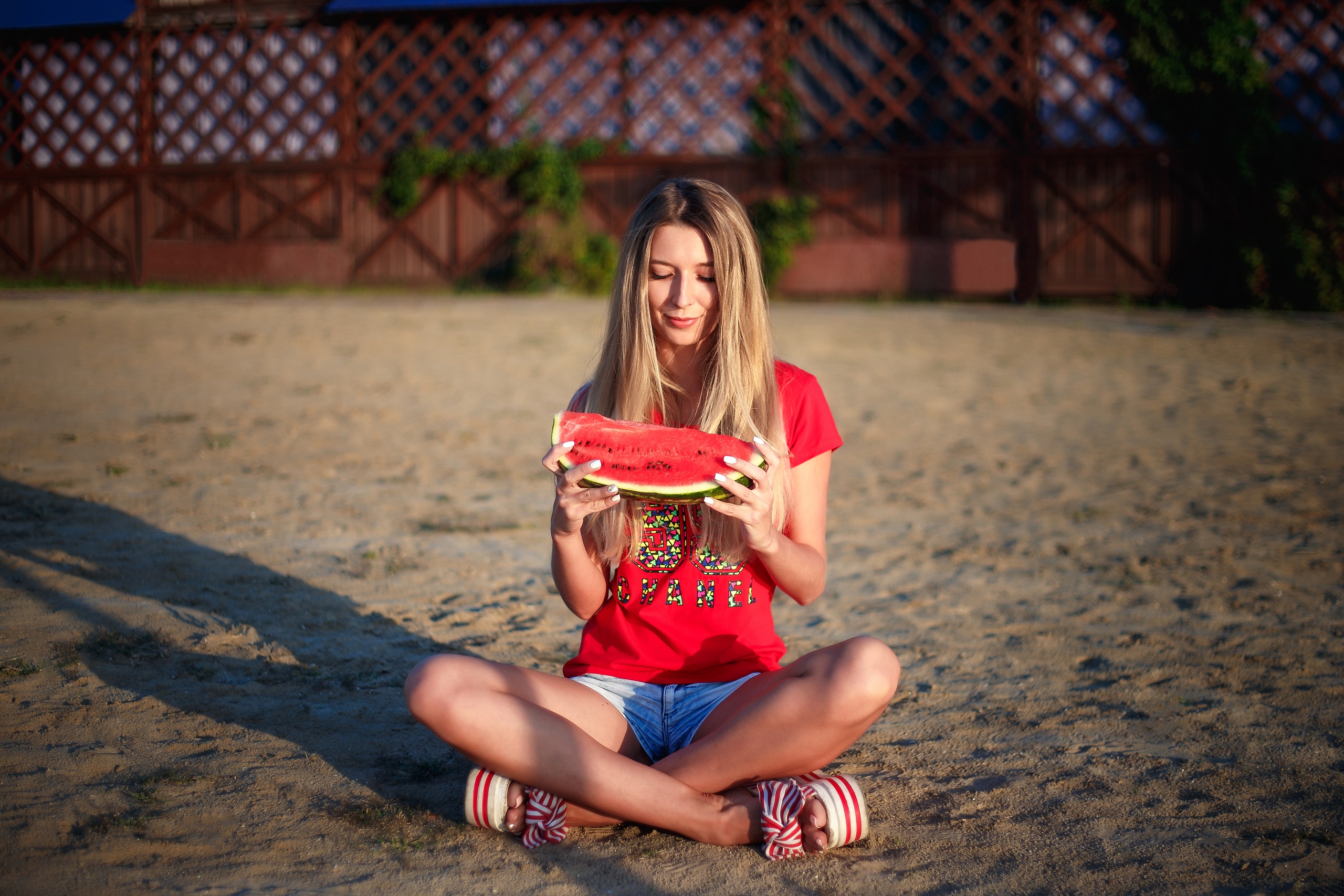 People 2560x1707 women model blonde portrait outdoors depth of field sitting on the floor jean shorts T-shirt watermelons smiling women outdoors food legs crossed long hair painted nails
