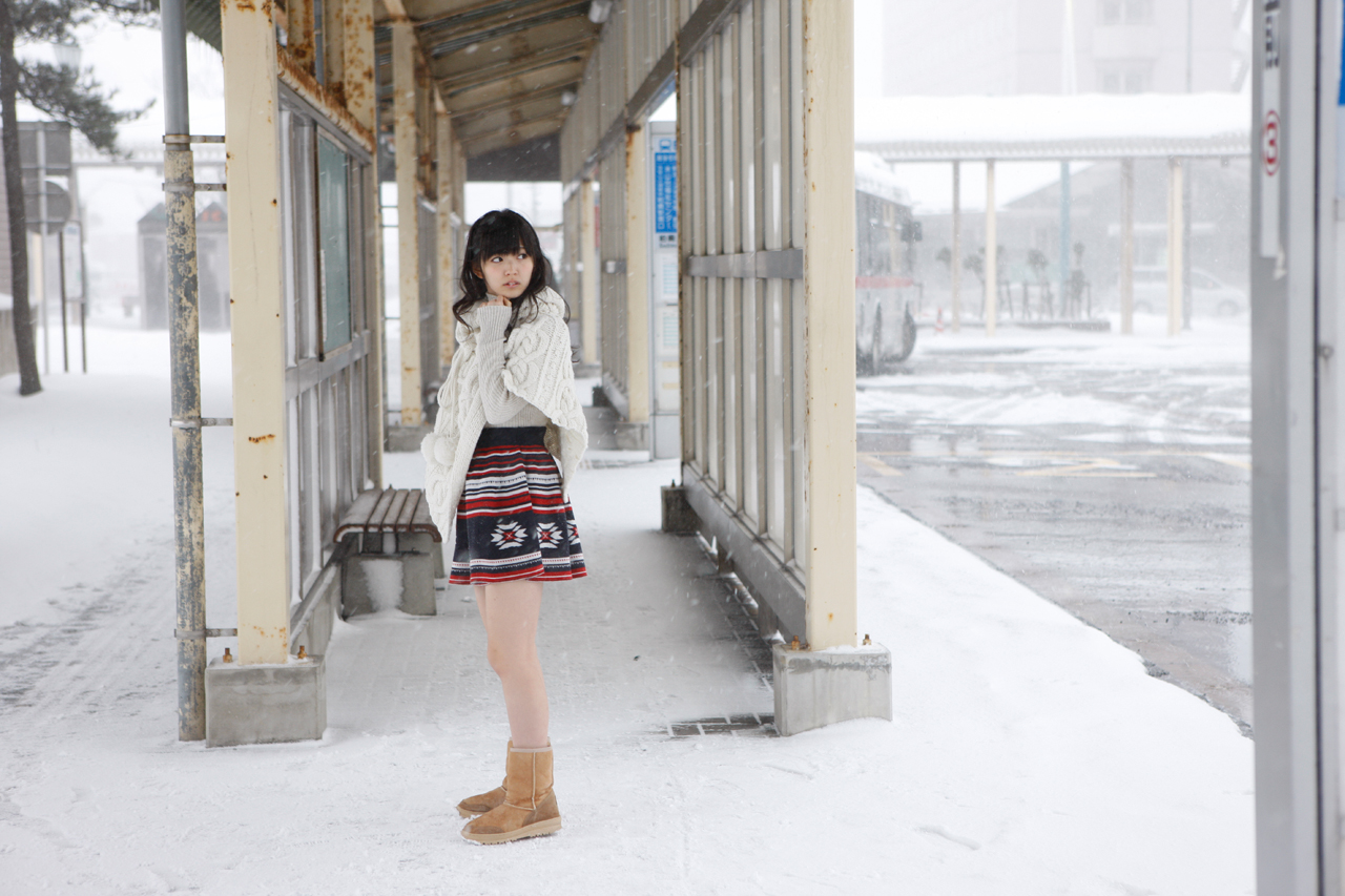 People 1280x853 Airi Suzuki outdoors snow boots skirt sweater women brunette urban looking back Asian winter model women outdoors bus stop