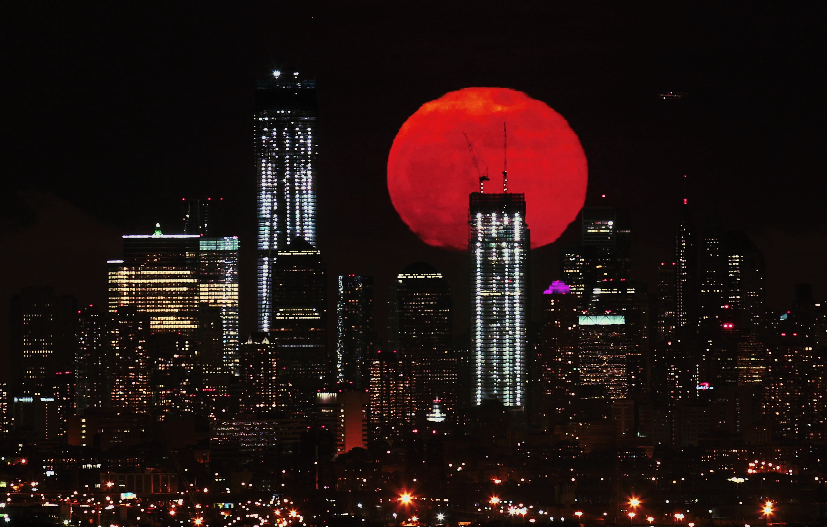 General 2745x1752 cityscape red moon city lights New York City Manhattan moonlight Moon night low light