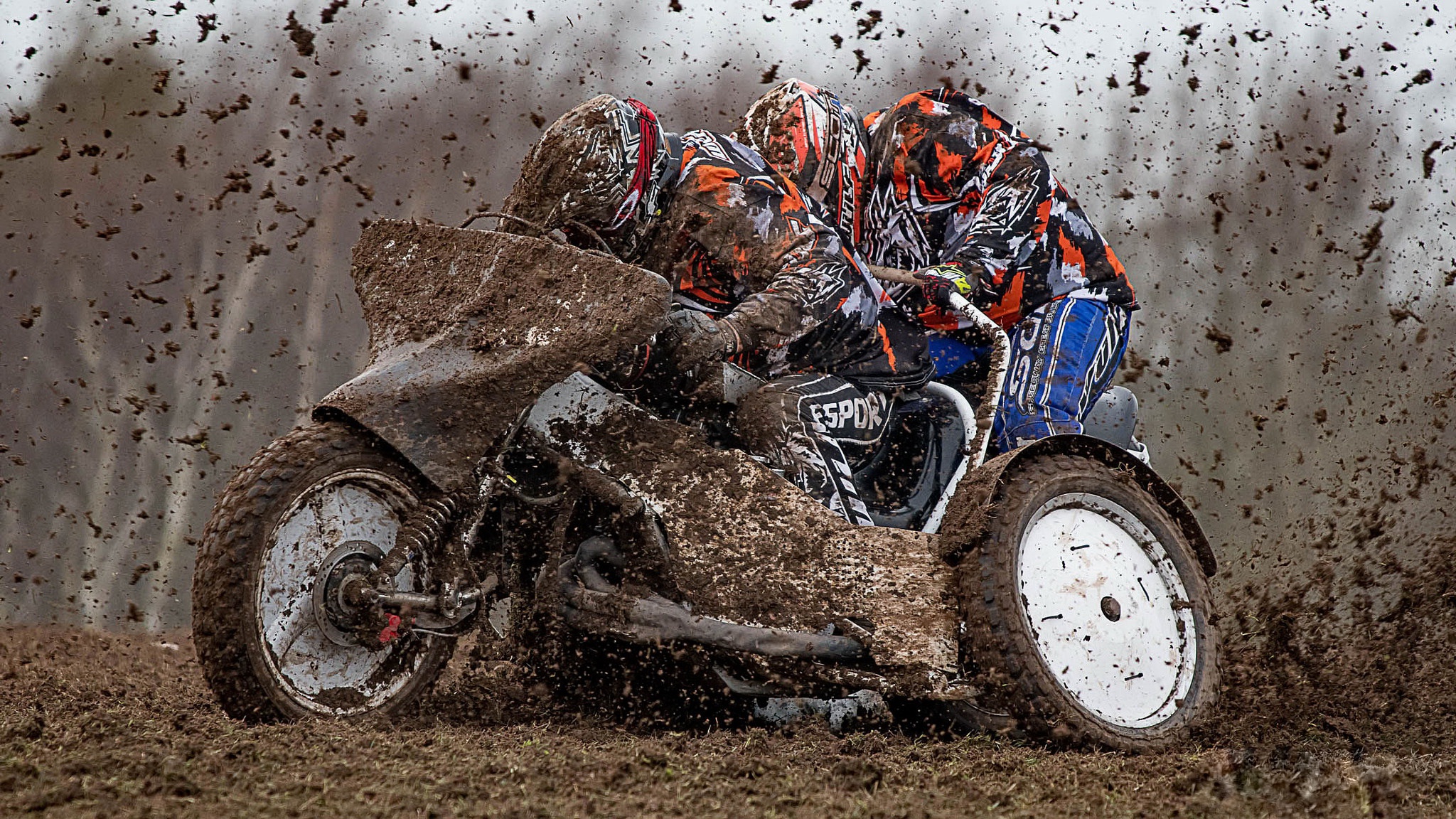 General 2048x1152 dirt mud racing motorcycle