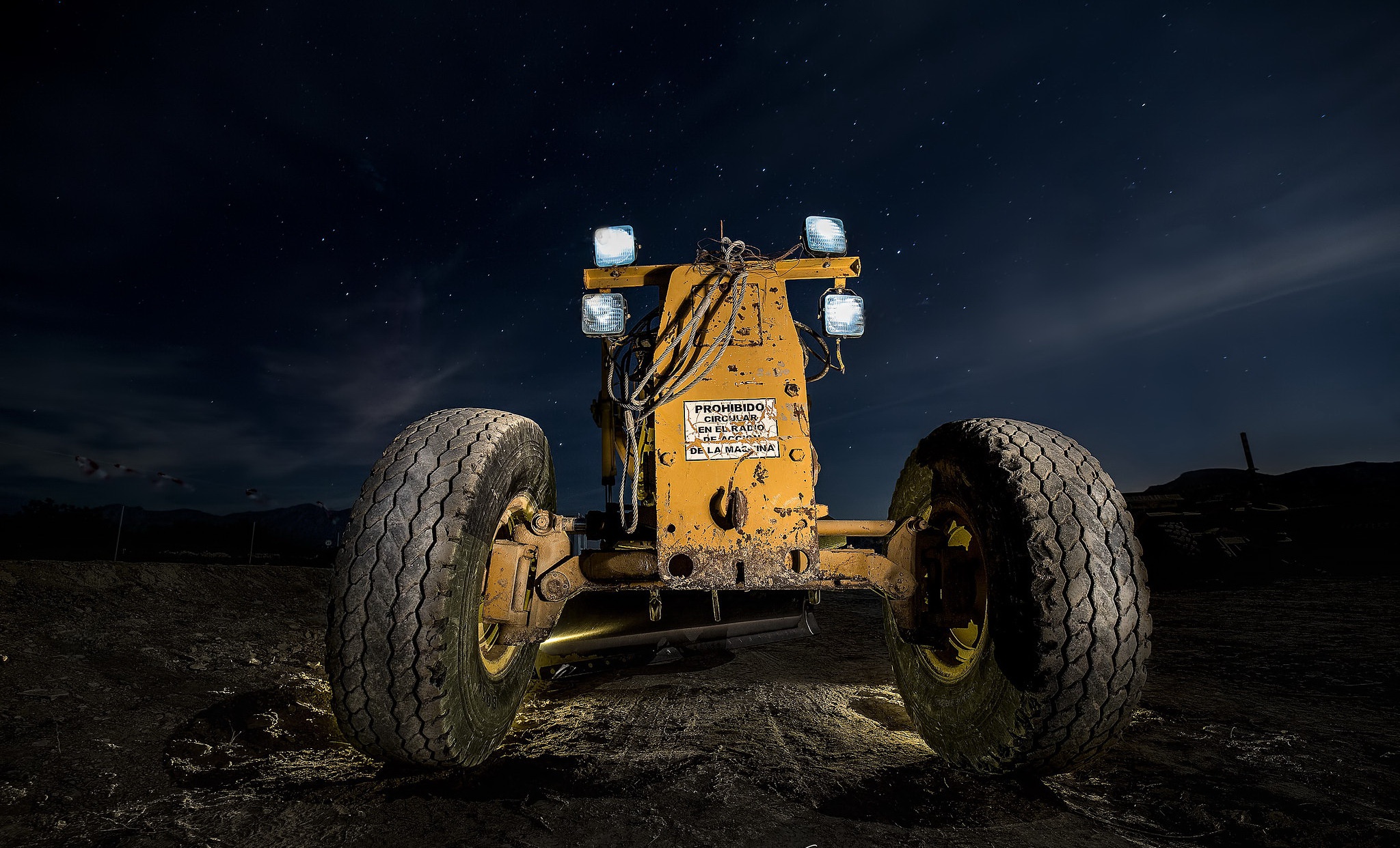 General 2048x1242 vehicle night tractors frontal view