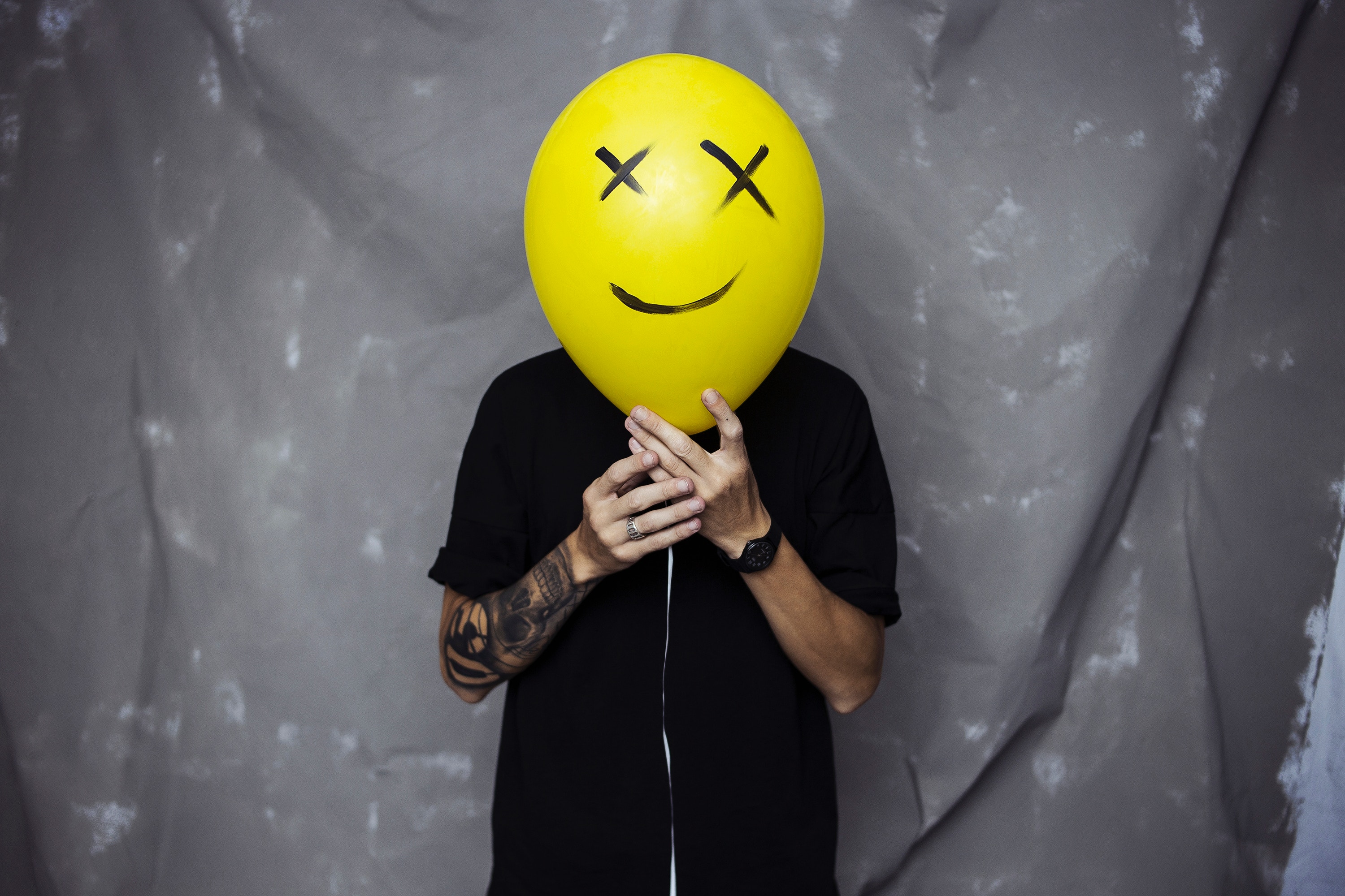 People 3000x2000 men photography yellow black gray smiley smiling balloon happy happy face tattoo shirt gray background tattoo sleeve hands humor