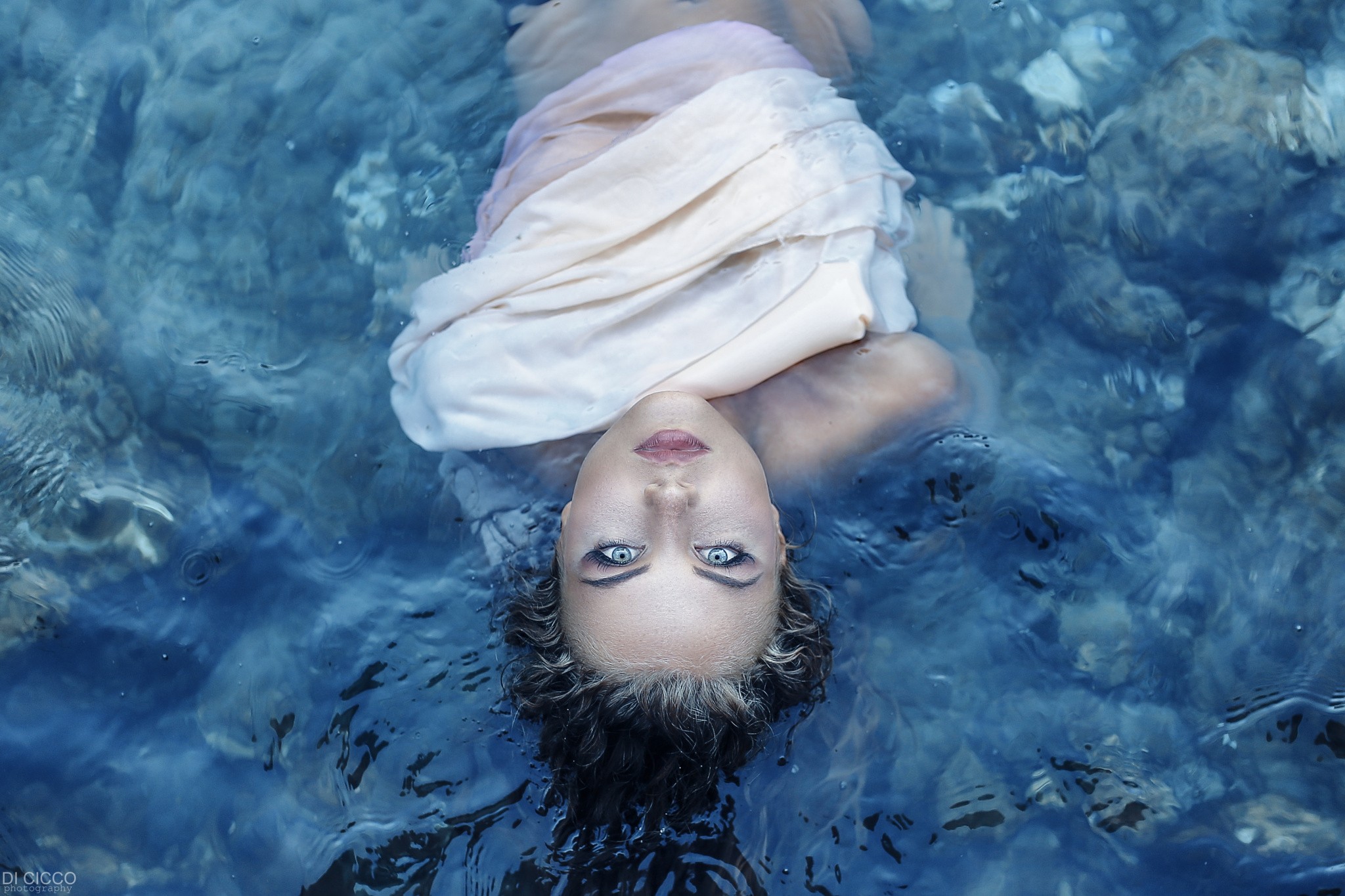 People 2048x1365 women brunette curly hair blue eyes top view water face Alessandro Di Cicco in water makeup model women outdoors