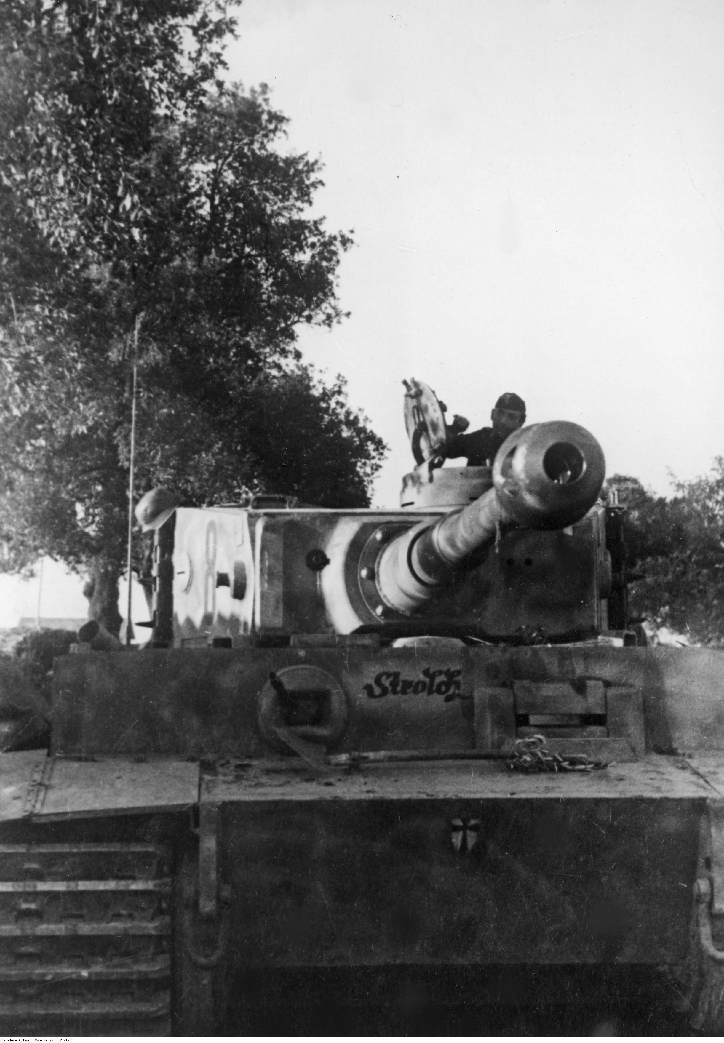 General 2443x3520 World War II military tank Tiger I
