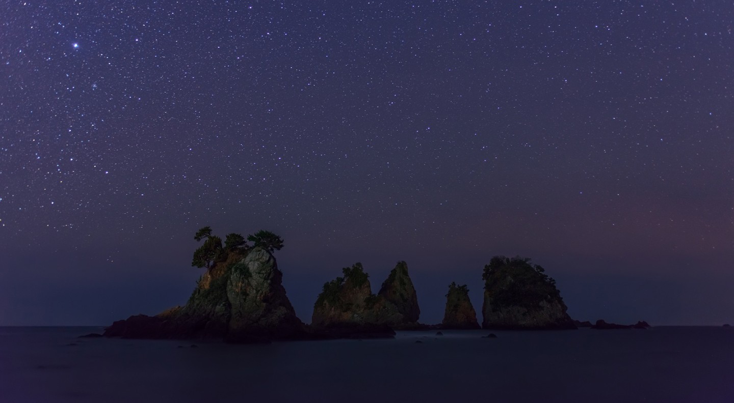 General 1440x792 sea rocks island starry night nature sky stars