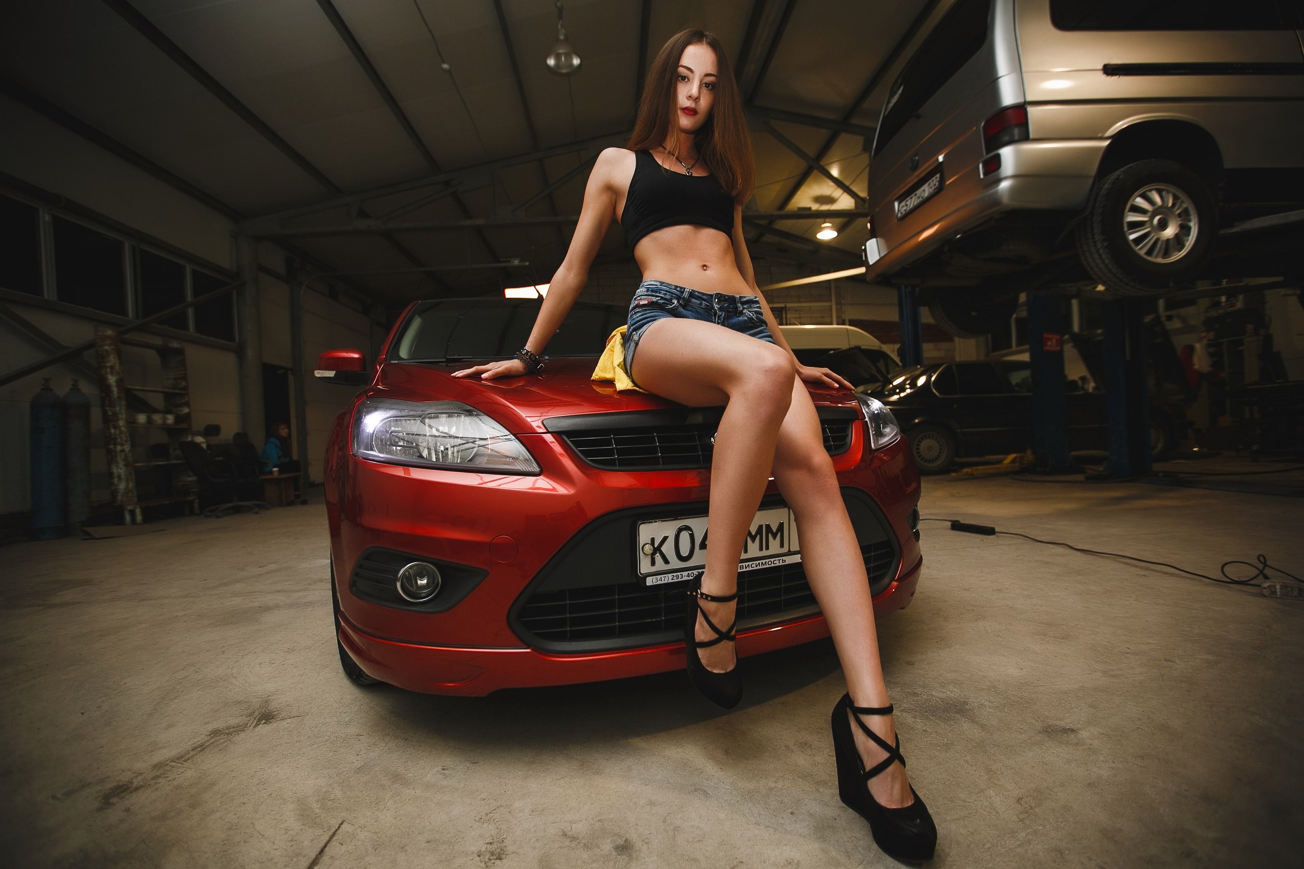People 2560x1707 women brunette black top jean shorts car workshops garage belly necklace Ford women with cars