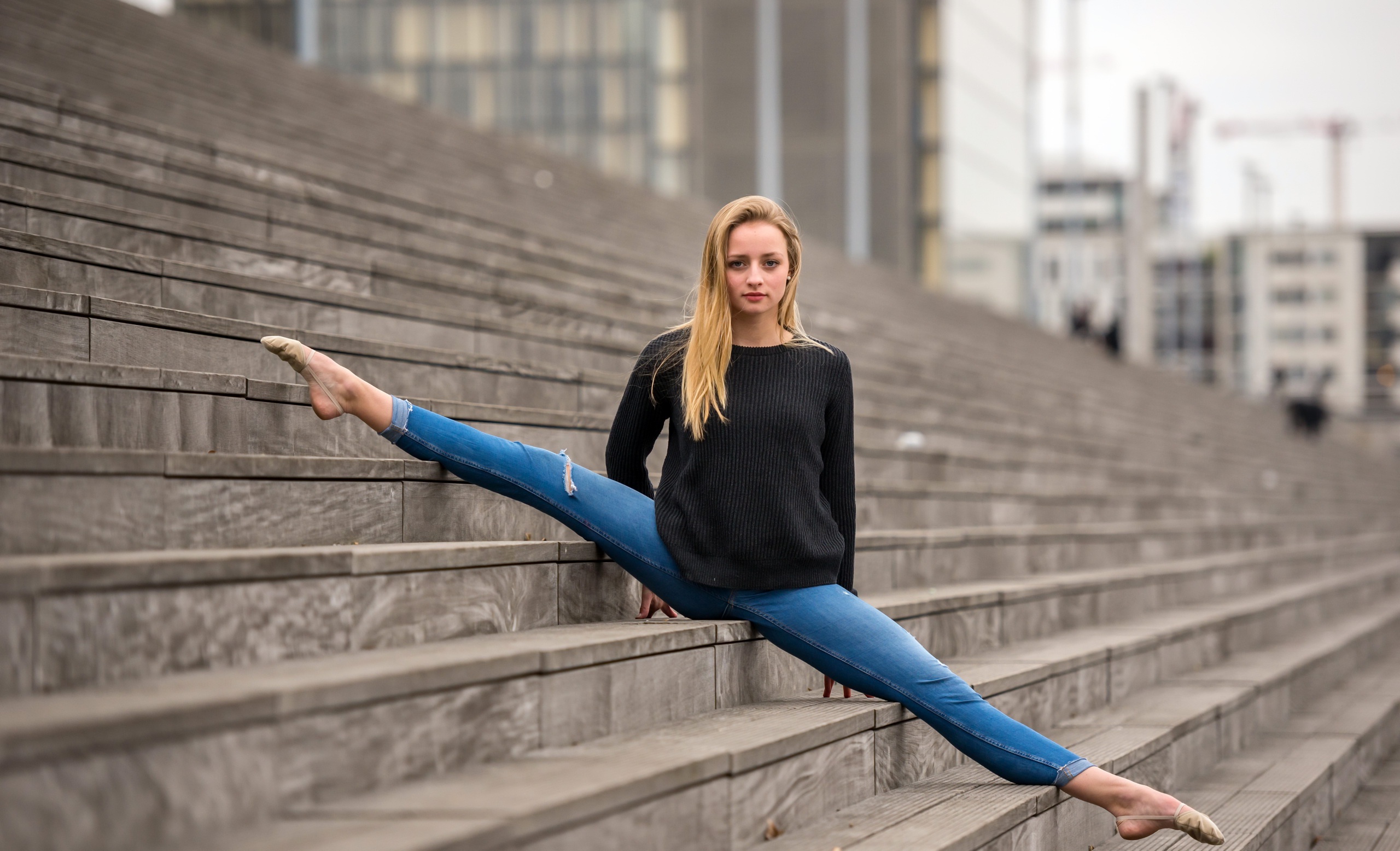 People 2560x1556 urban stairs spread legs women outdoors women model blonde pointed toes splits flexible sweater