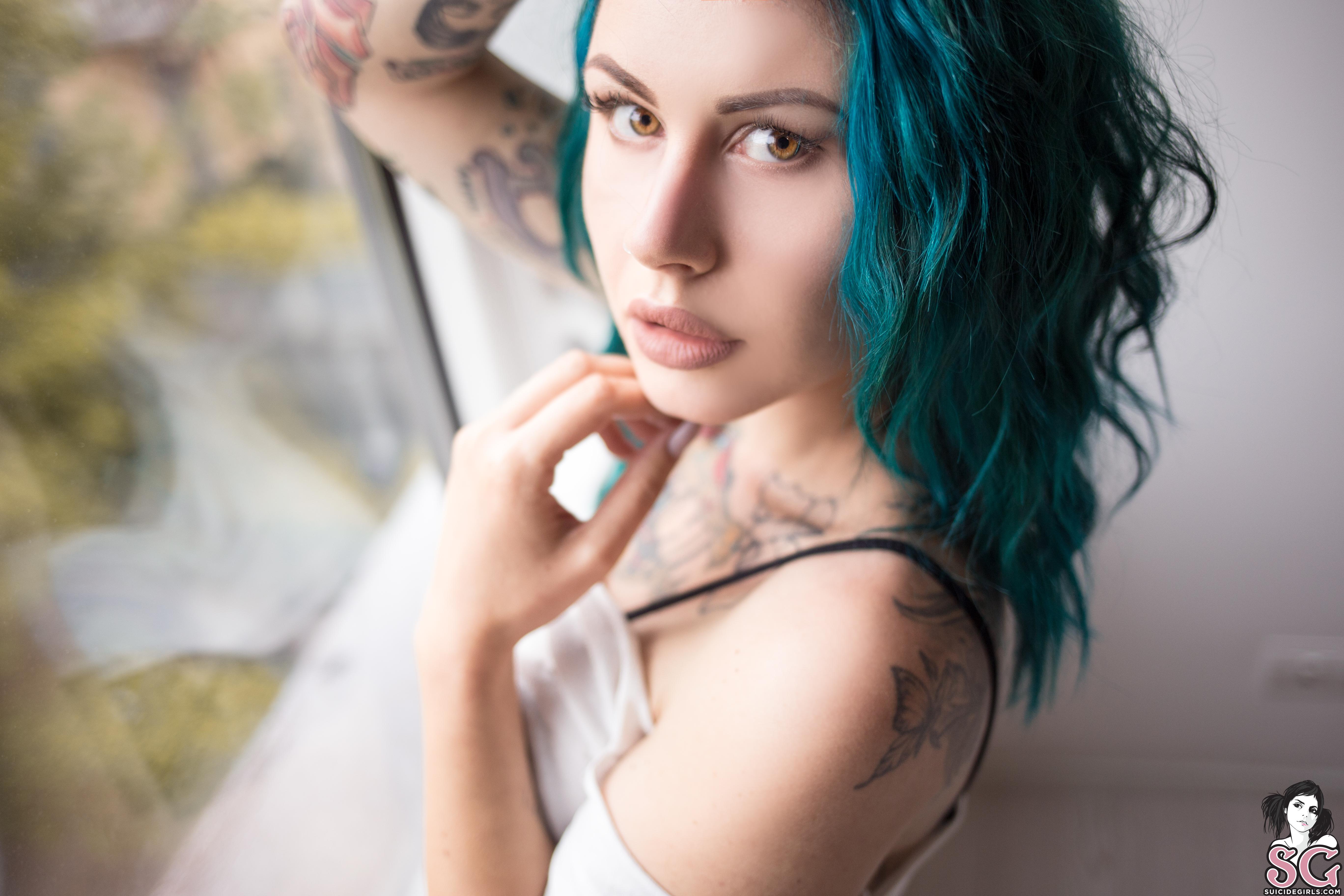 Cam model with blue hair and perfect tits - wide 7