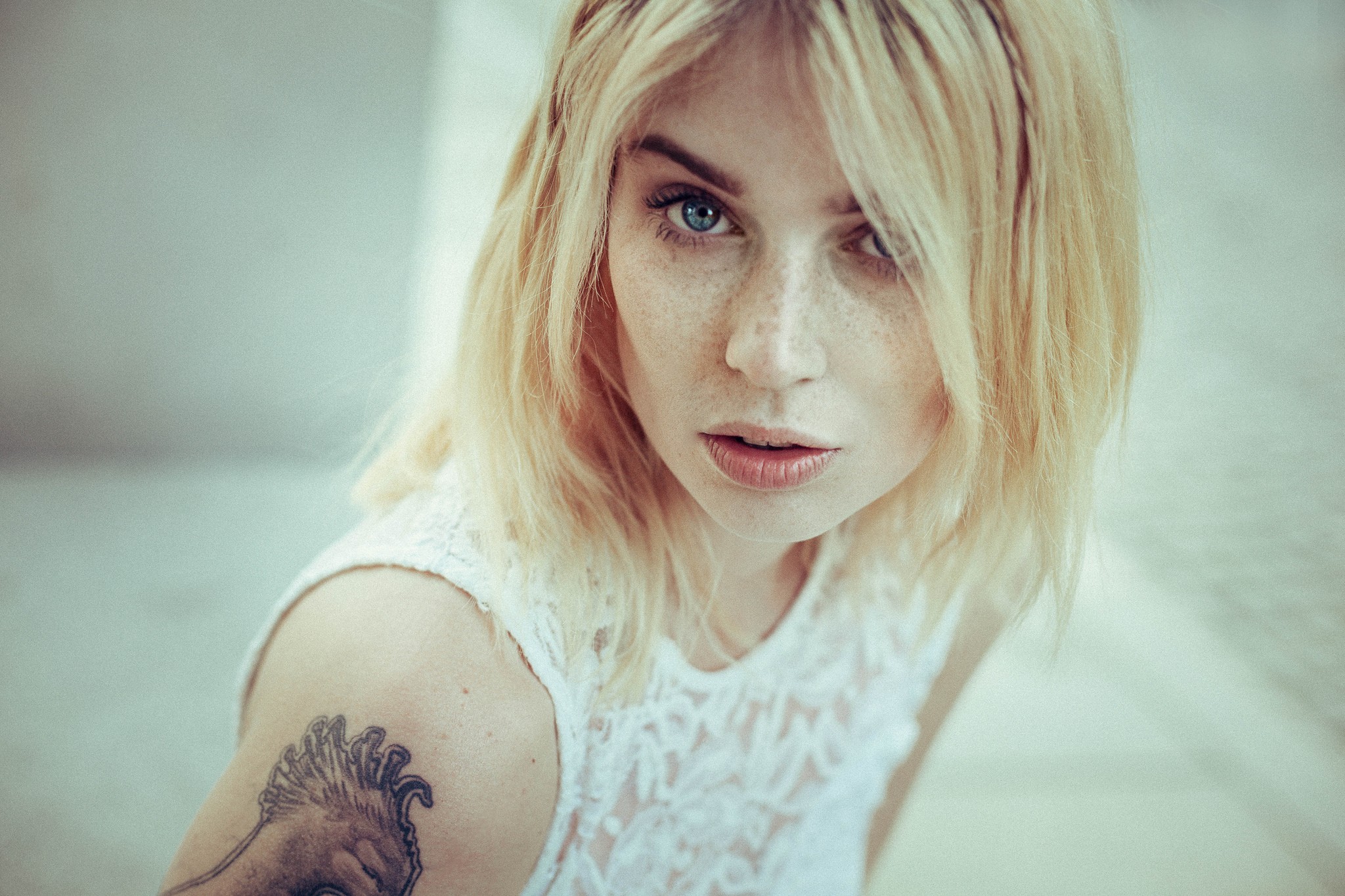 People 2048x1365 women Scarlett Simoneit model blonde tattoo freckles blue eyes closeup