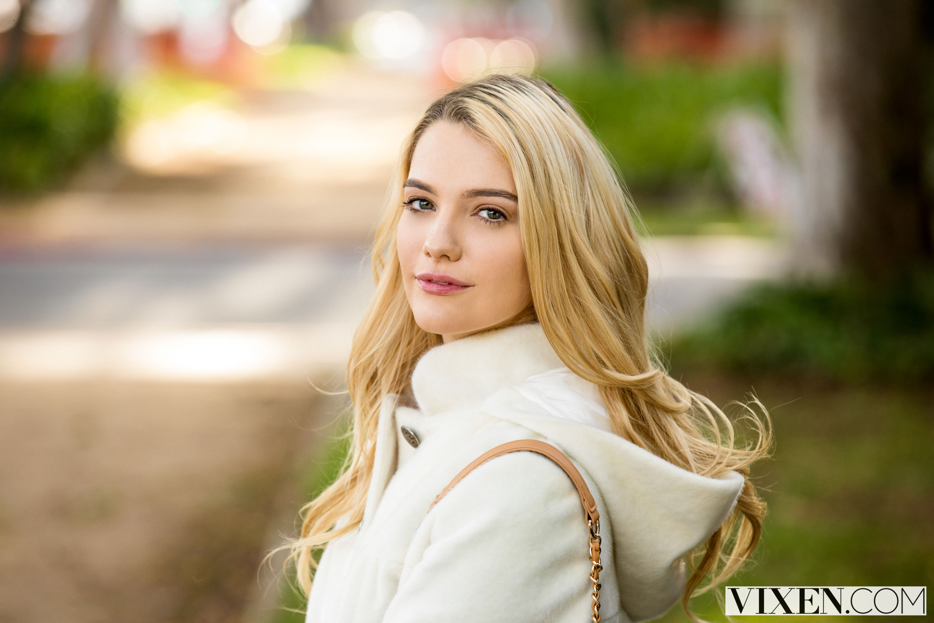 People 3000x2000 women looking at viewer face coats blonde long hair smiling white coat Vixen pornstar Kenna James blurred blurry background parted lips model outdoors women outdoors watermarked pink lipstick looking over shoulder straps overcoats