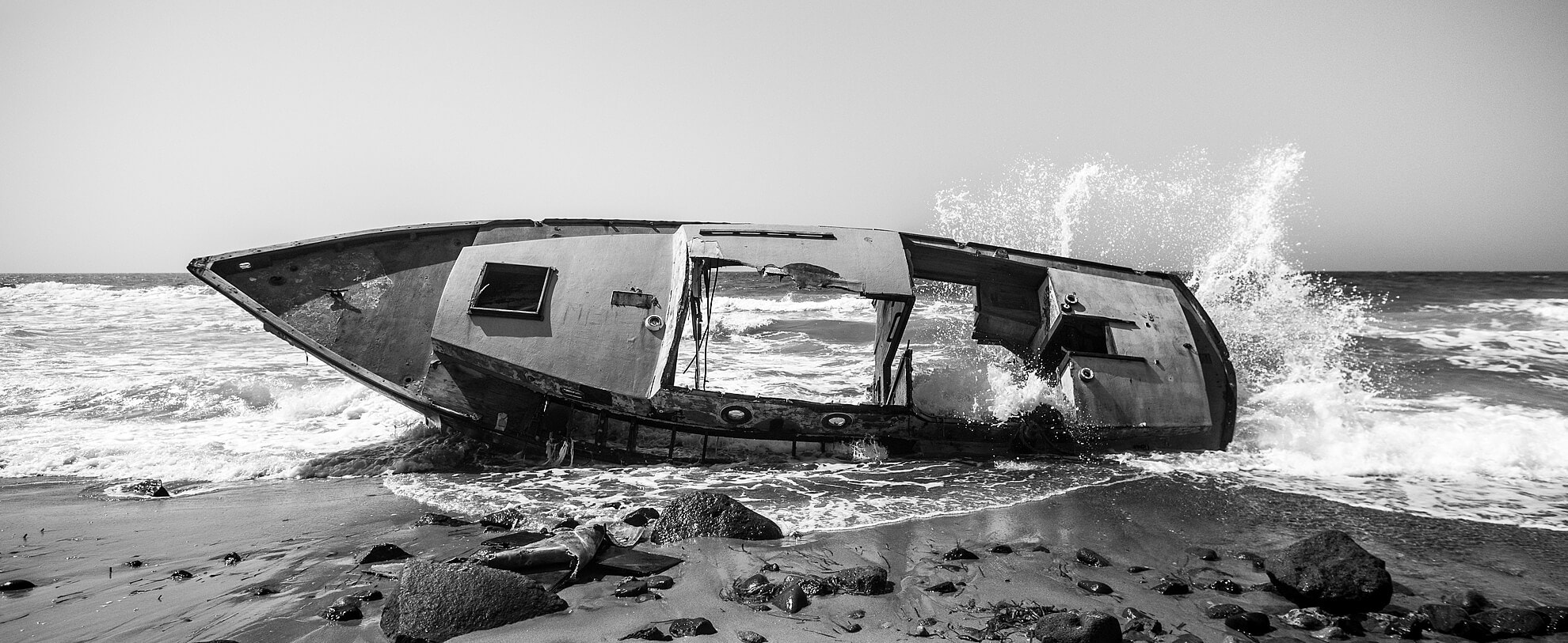 General 1980x813 AK Photography 500px monochrome wreck Greece shipwreck sea waves sand