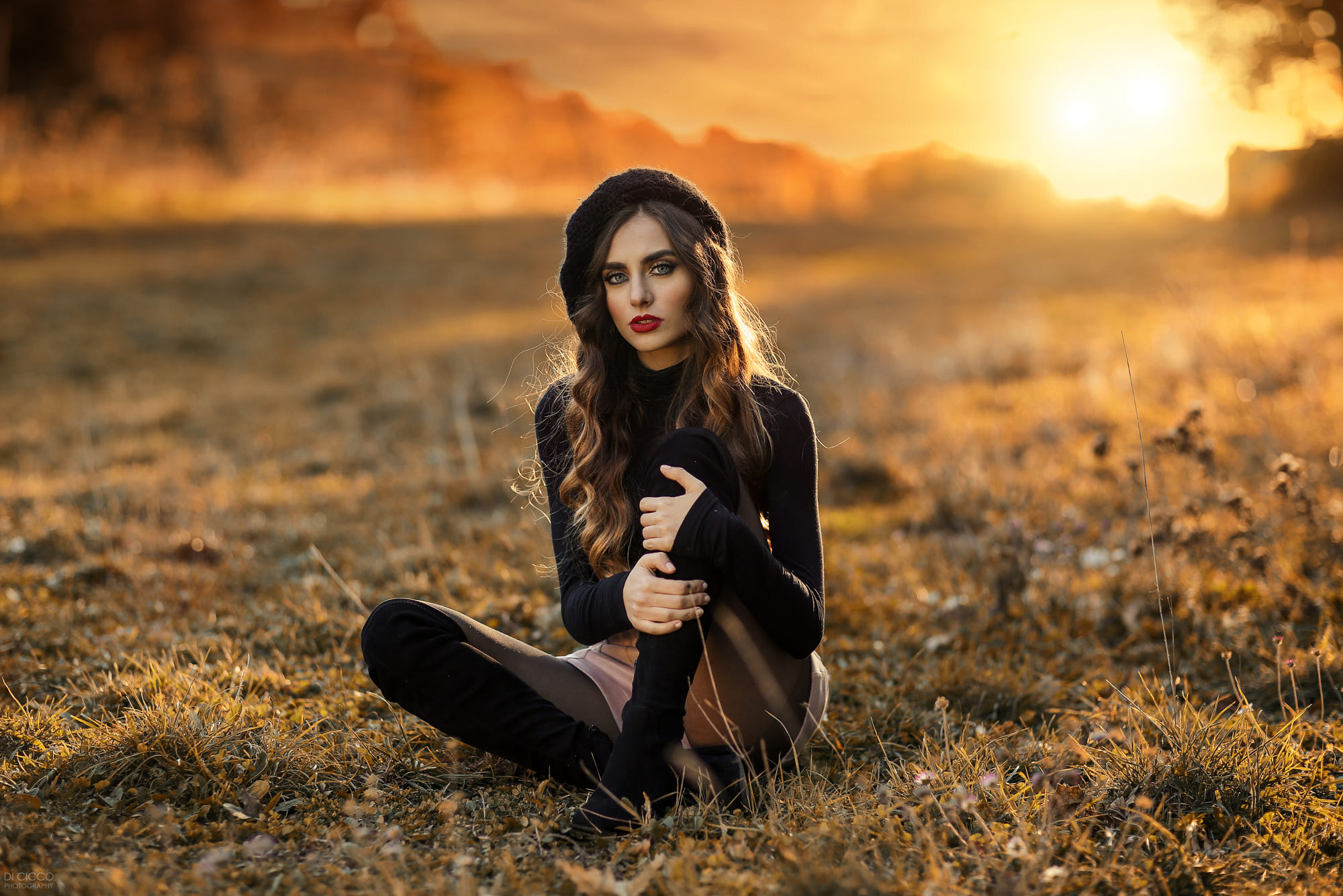 People 2000x1334 women brunette women outdoors field long hair red lipstick wavy hair short shorts pantyhose blue eyes smoky eyes sitting knee-high boots sunset Alessandro Di Cicco