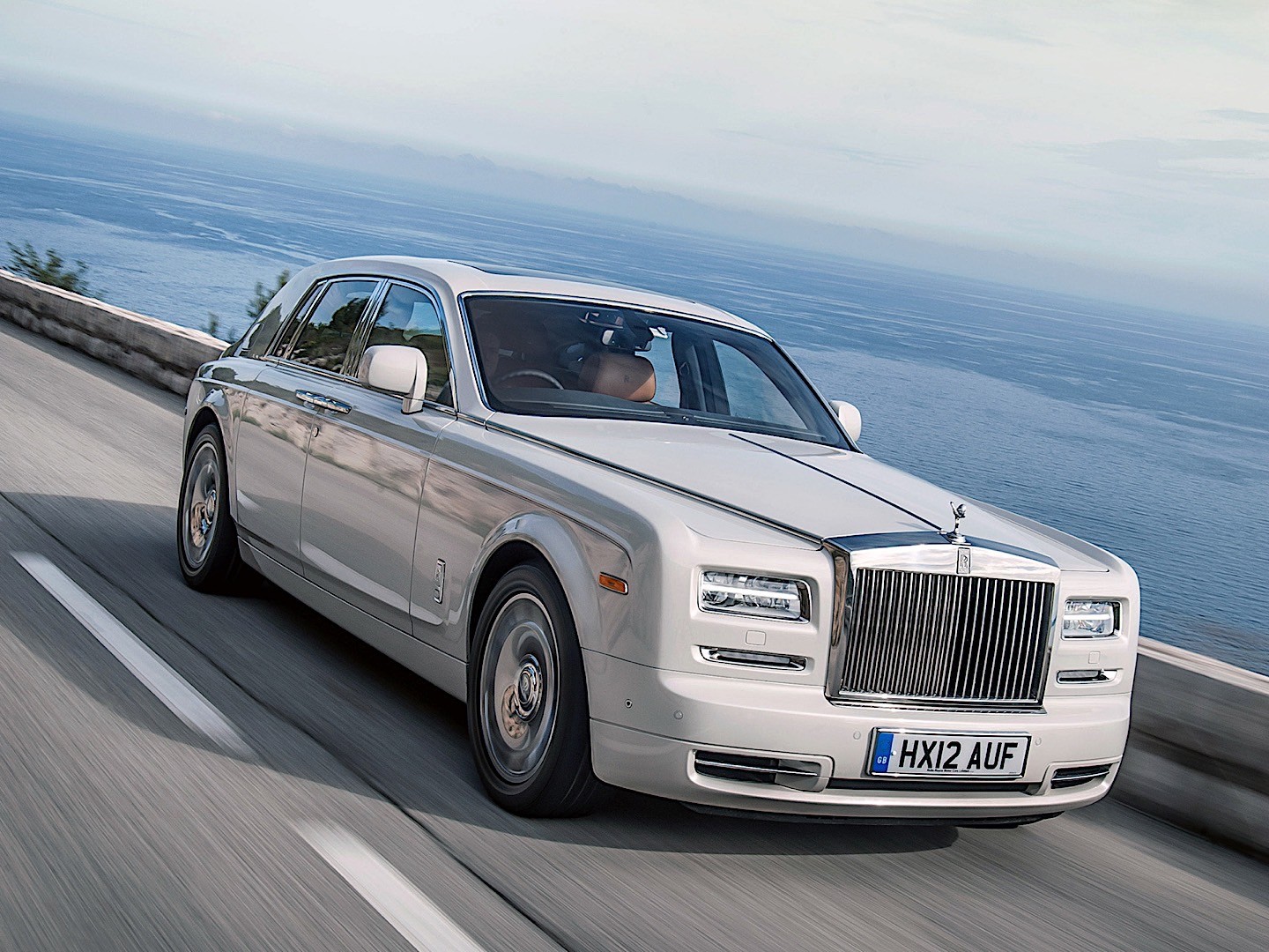 General 1440x1080 car ocean view outdoors clouds overcast vehicle luxury cars frontal view water licence plates British cars Rolls-Royce