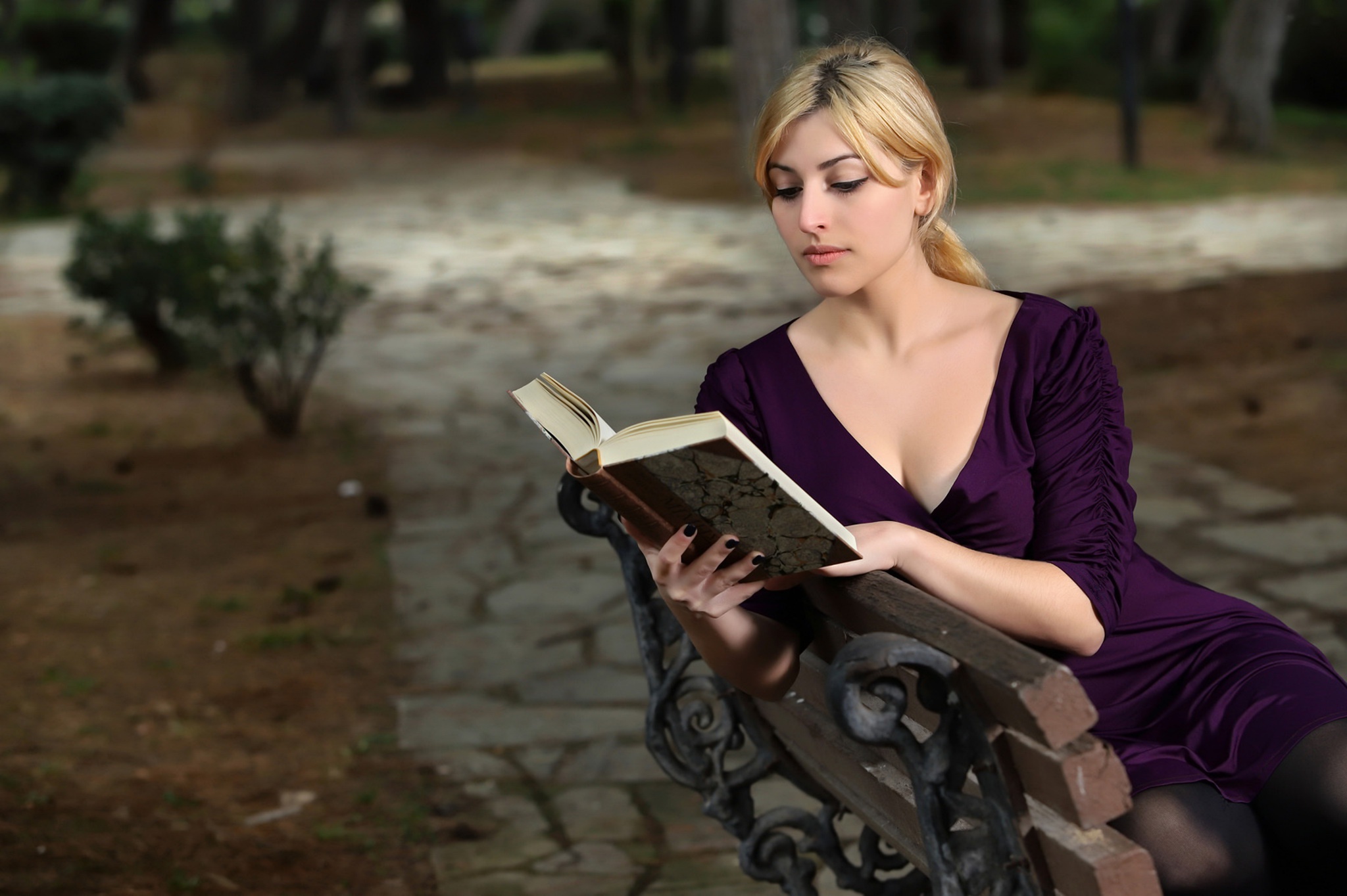 People 2048x1364 reading books blonde bench women outdoors model violet dress women outdoors dyed hair