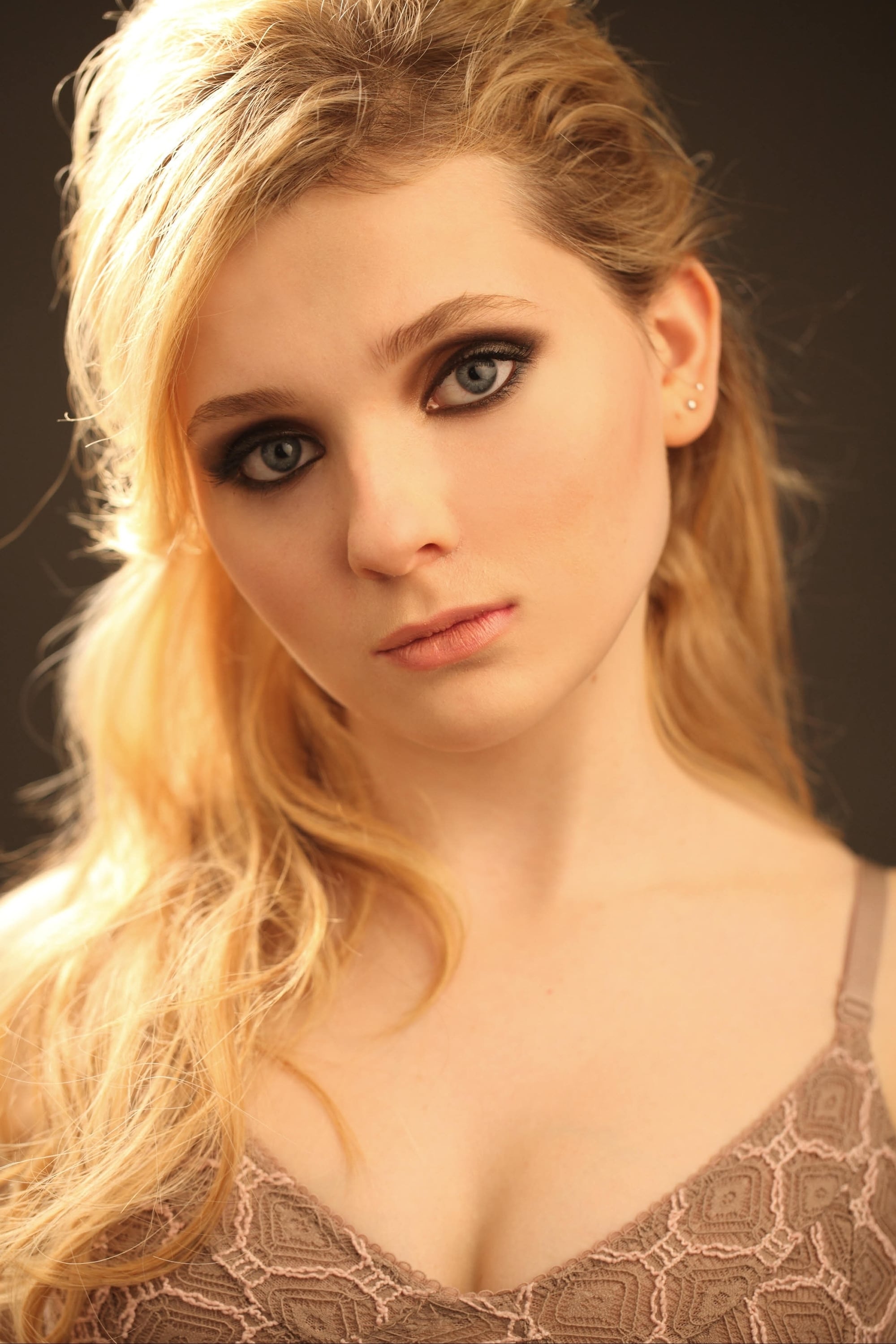 People 2000x3000 Abigail Breslin women actress blonde blue eyes long hair face portrait makeup