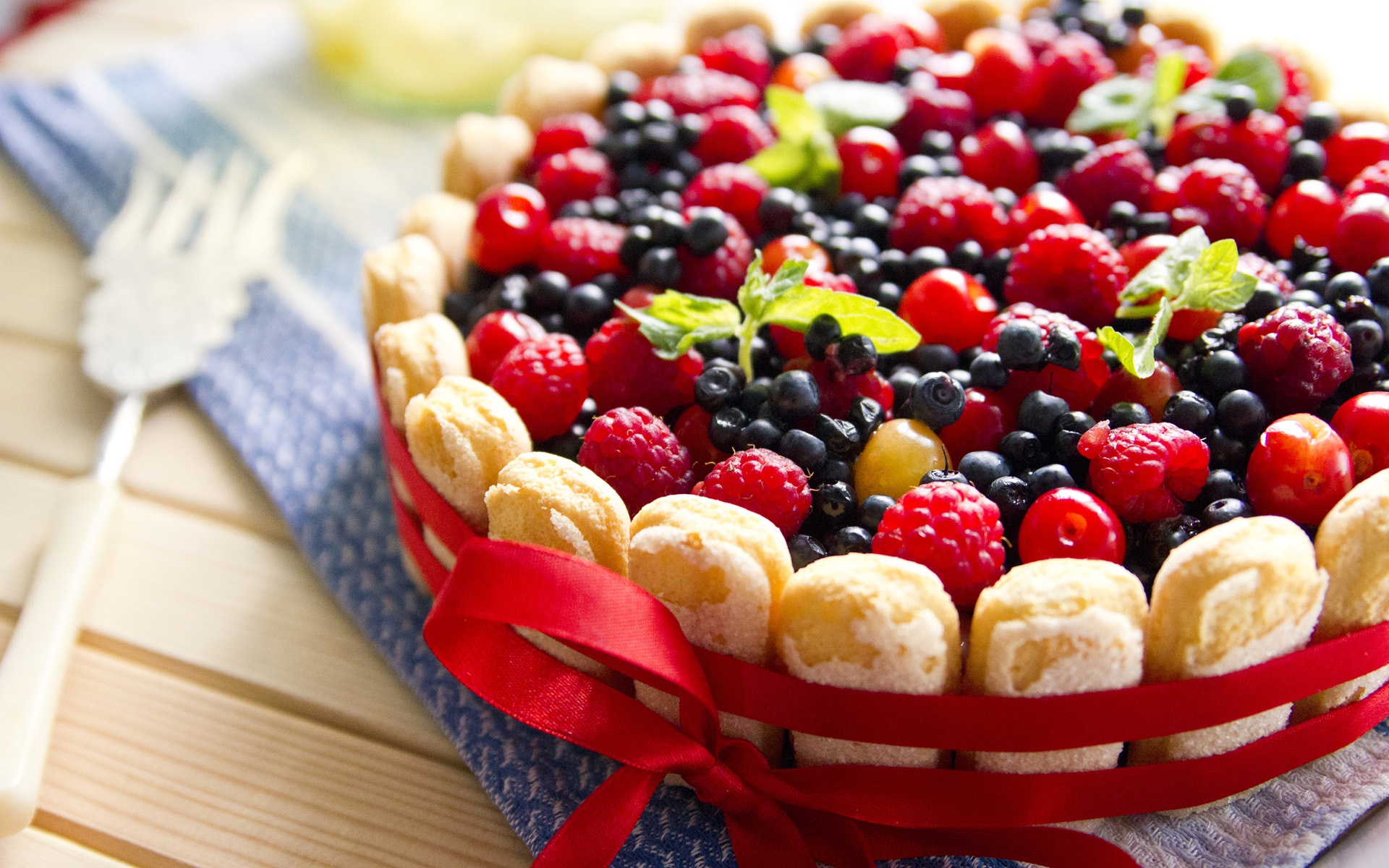 General 1920x1200 cake food berries fruit closeup