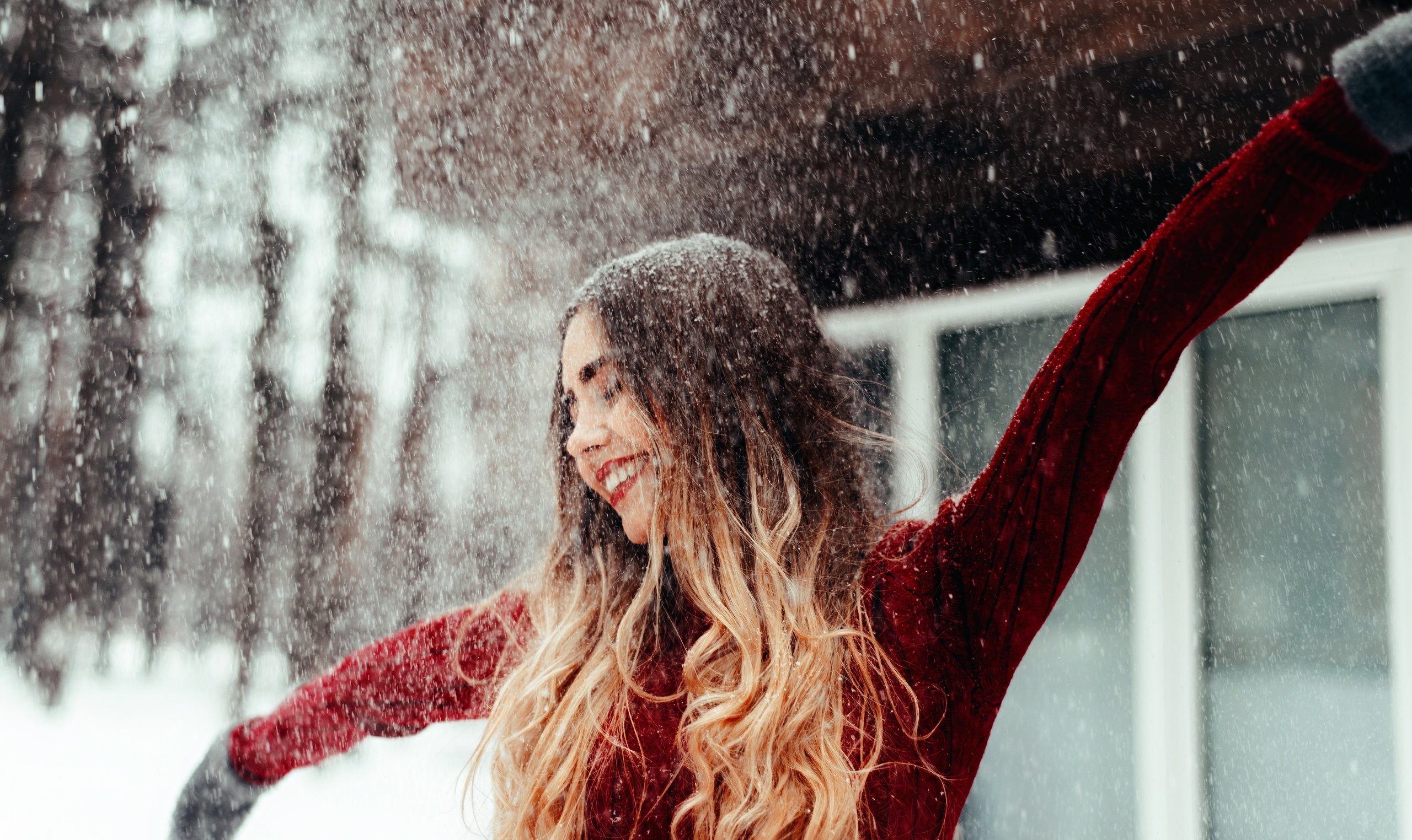People 2560x1524 smiling women model winter snow happy gloves sweater red sweater ombre hair happiness
