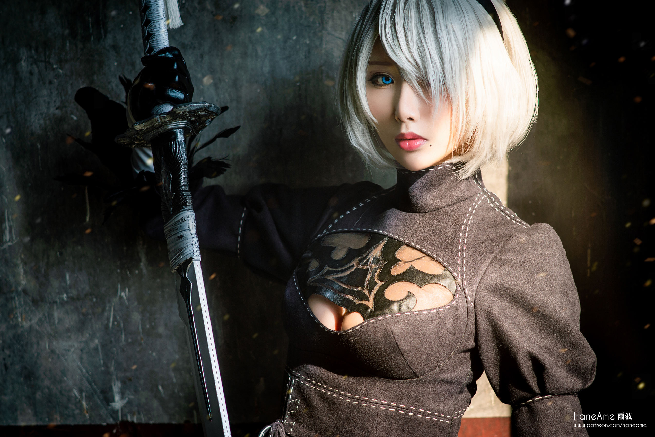 People 2545x1700 women model cosplay short hair white hair hair over one eye weapon sword video games video game girls Nier: Automata 2B (Nier: Automata) looking at viewer Hane Ame Asian
