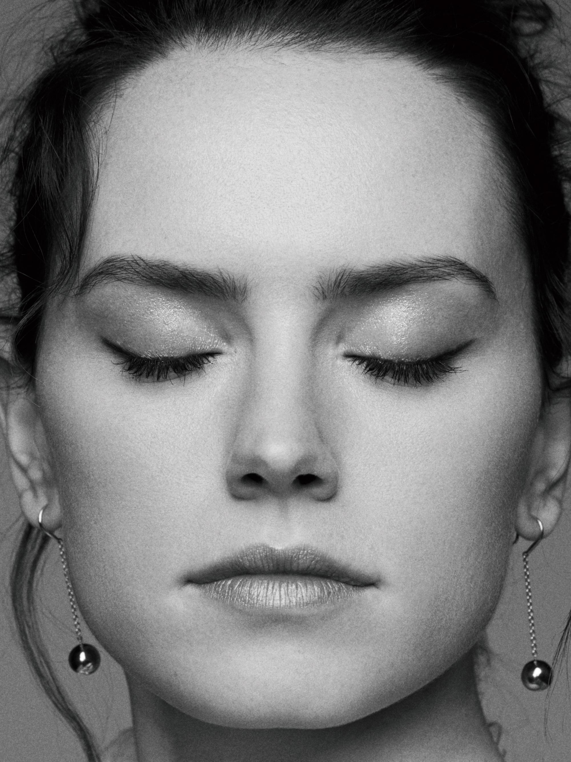 Daisy Ridley, actress, celebrity, women, closed eyes, face, monochrome