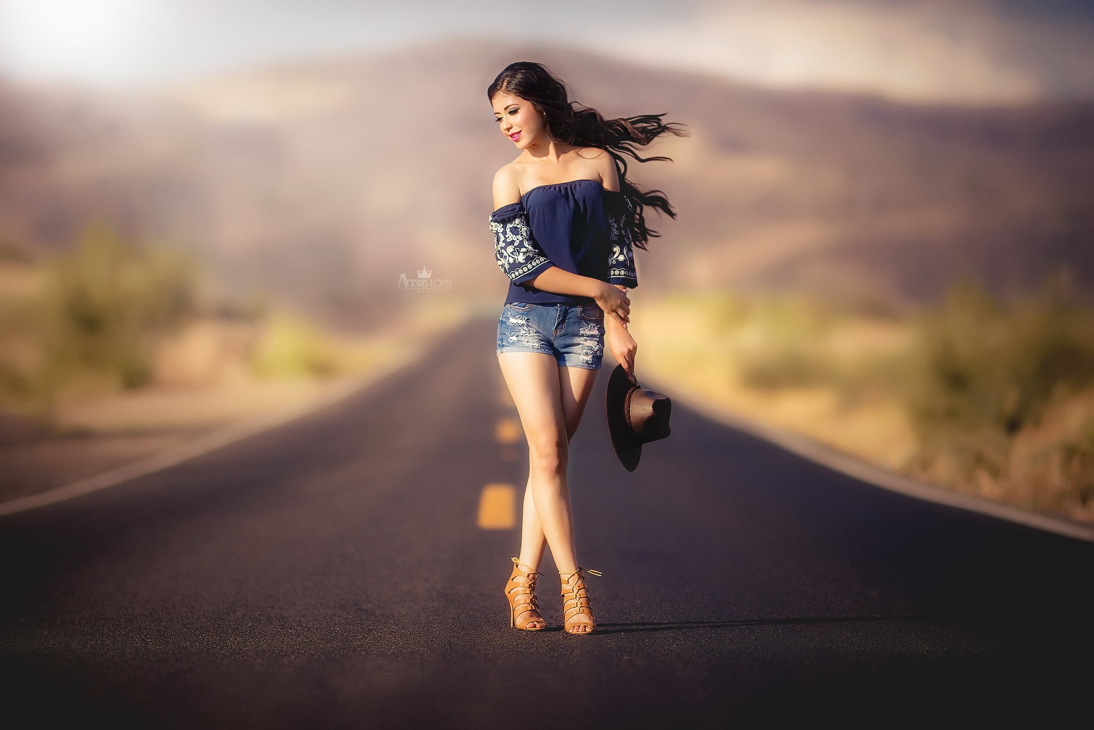 Road girls. Девушка на дороге. Красивая девушка на дороге. Девушка идет. Фотосессия на дороге.