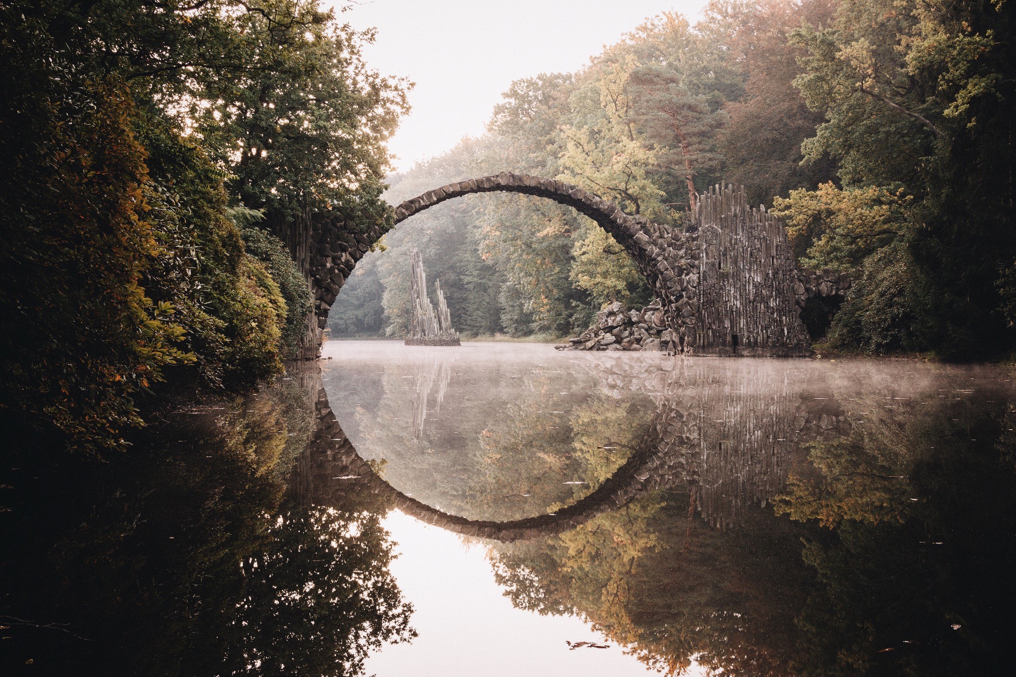 Арка в воде. Мост Ракотцбрюке Германия. Шервудский лес каменный мост. Круглый каменный мост. Круглый мост через реку.