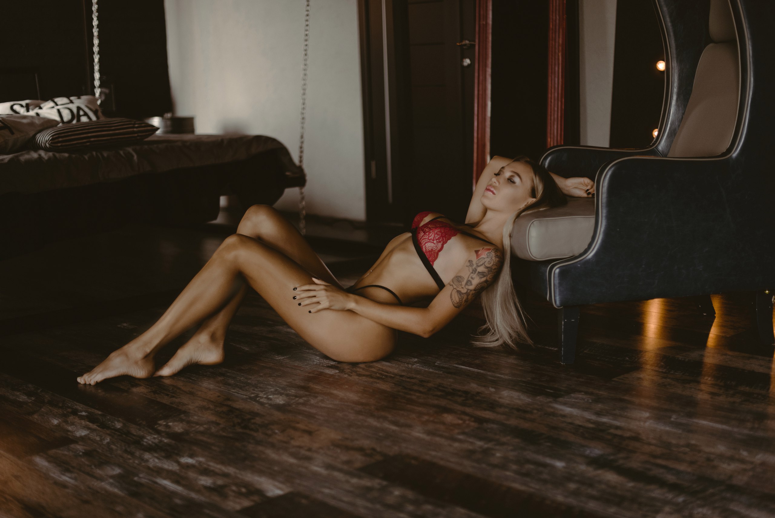 People 2560x1709 women blonde tanned tattoo red lingerie on the floor black nails
