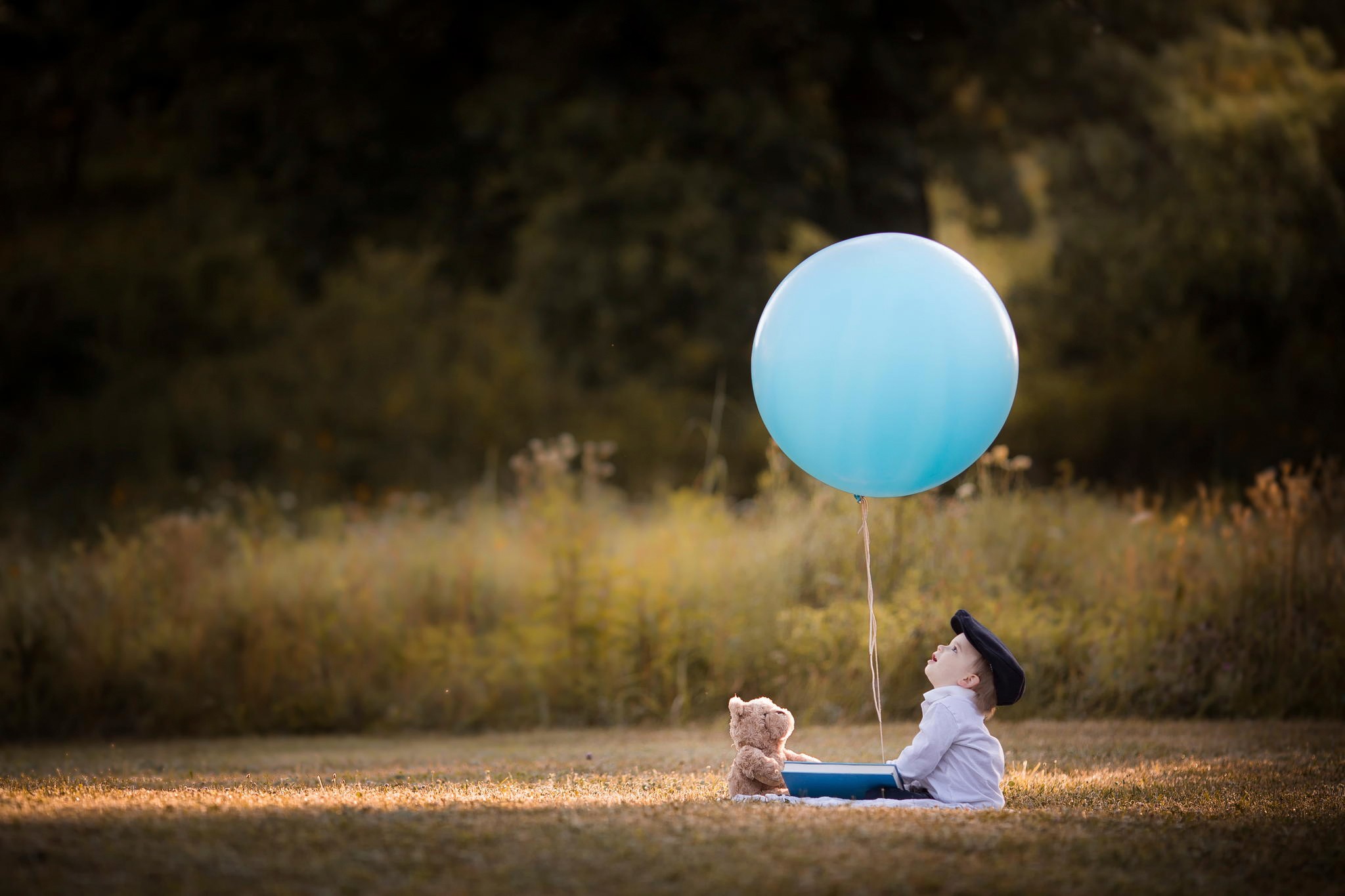 Мальчик с большим шаром. Фотосессия с воздушным шаром детская. Дети с воздушными шариками. Шарики для мальчика. Фотосессия с воздушными шарами.