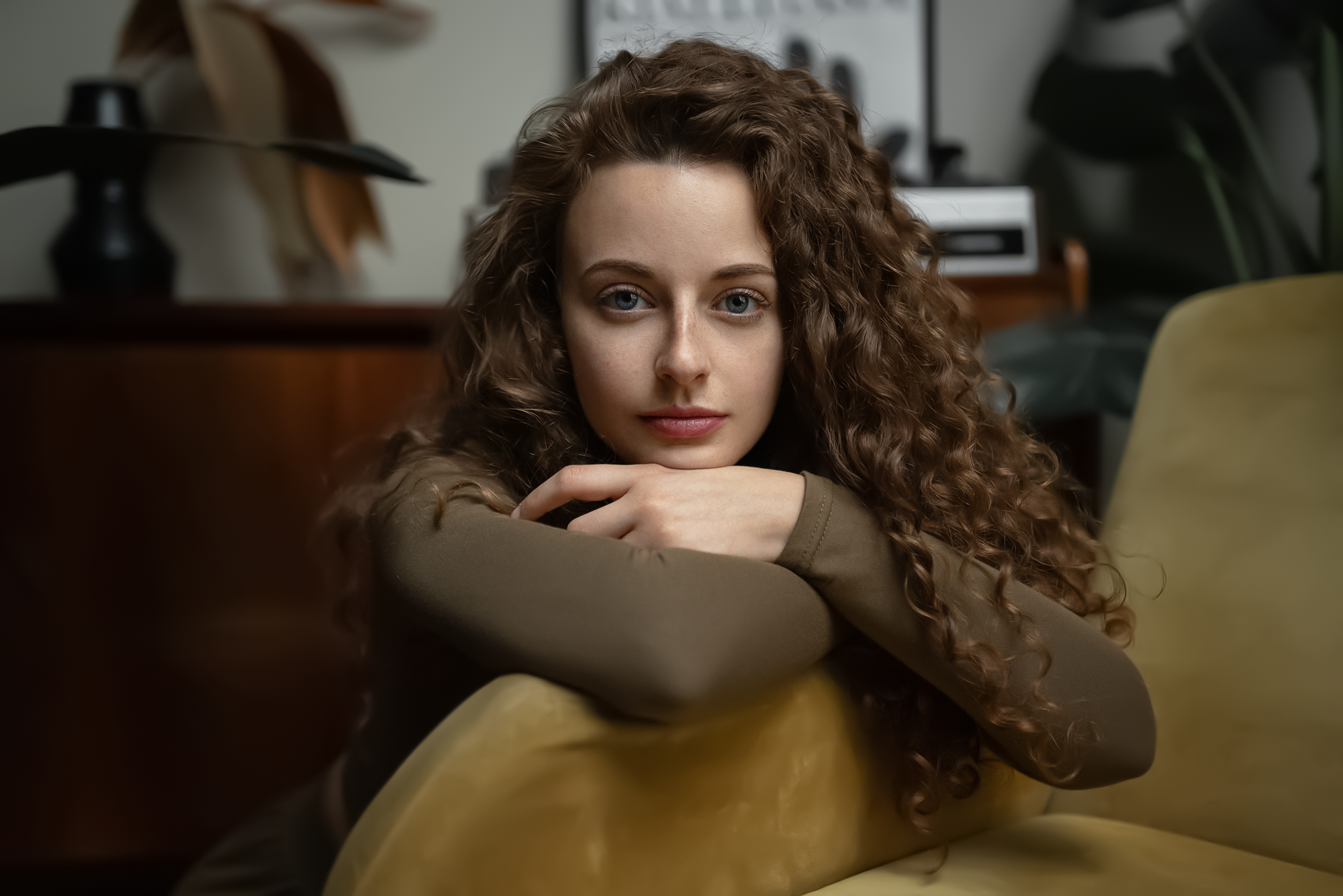 People 2000x1334 Aleksandr Kurennoi women brunette curly hair blue eyes freckles looking at viewer resting head casual portrait depth of field