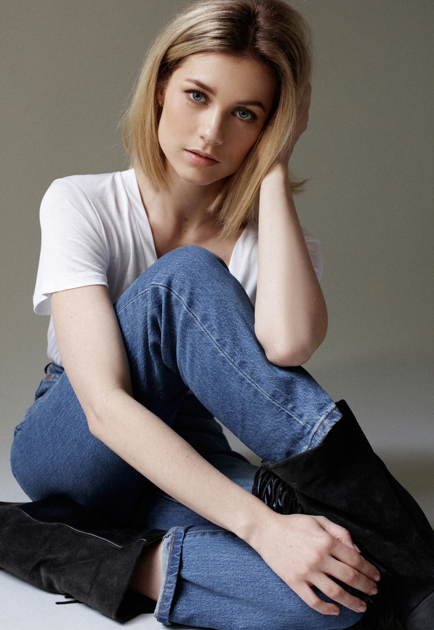 People 882x1280 Alice Dufour women model actress French women blue eyes studio simple background blonde white t-shirt jeans