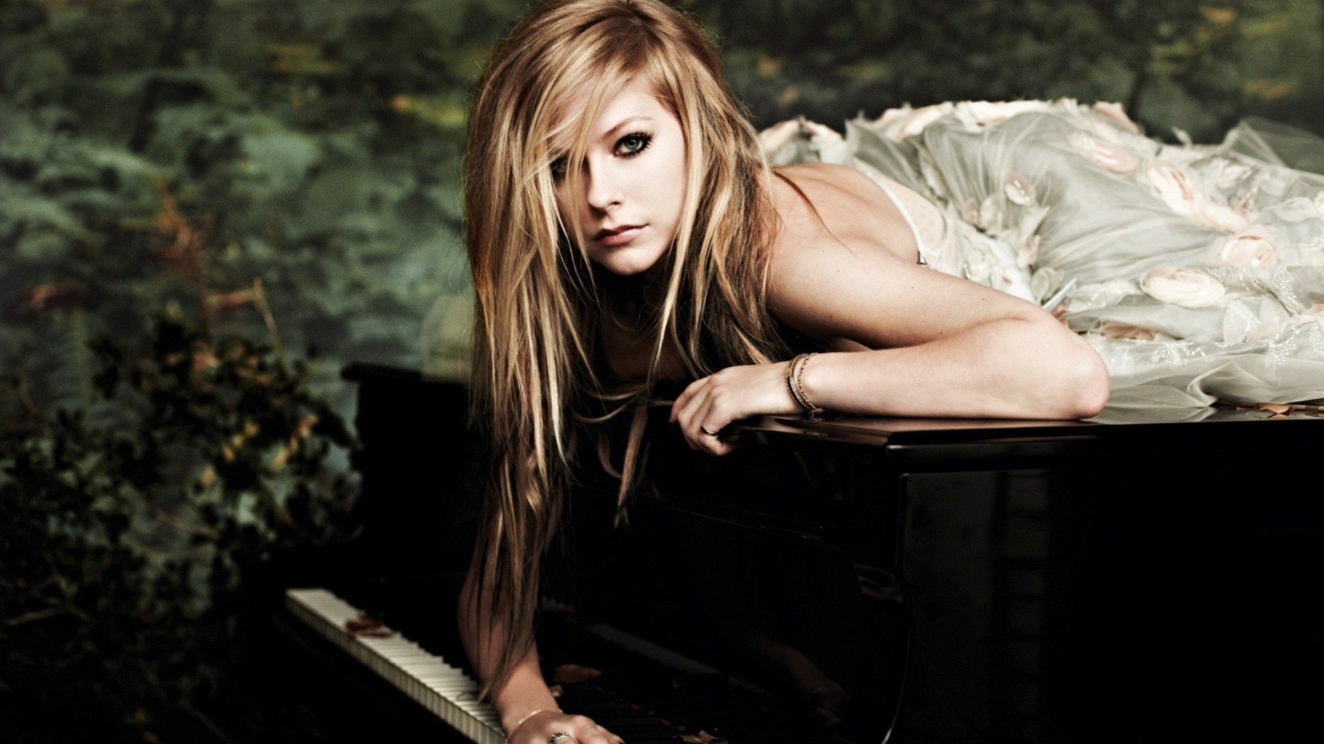 People 1920x1080 Avril Lavigne singer piano long hair dress celebrity looking at viewer musical instrument women