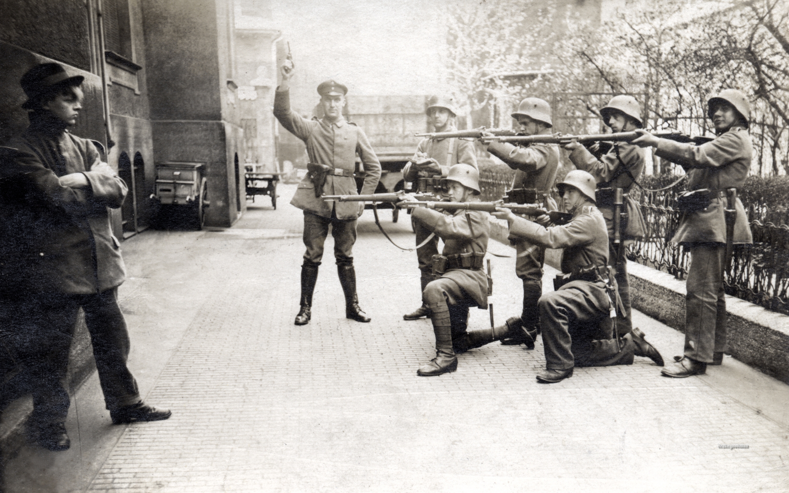 People 2560x1600 war history soldier weapon rifles men monochrome Munich World War I Germany vintage
