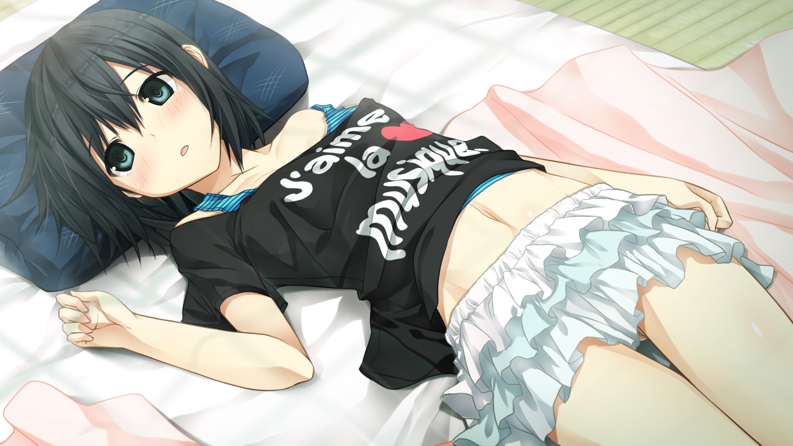 Anime 2560x1440 anime Monobeno Alishima Alice anime girls Cura blushing in bed short hair black hair T-shirt miniskirt lying on back
