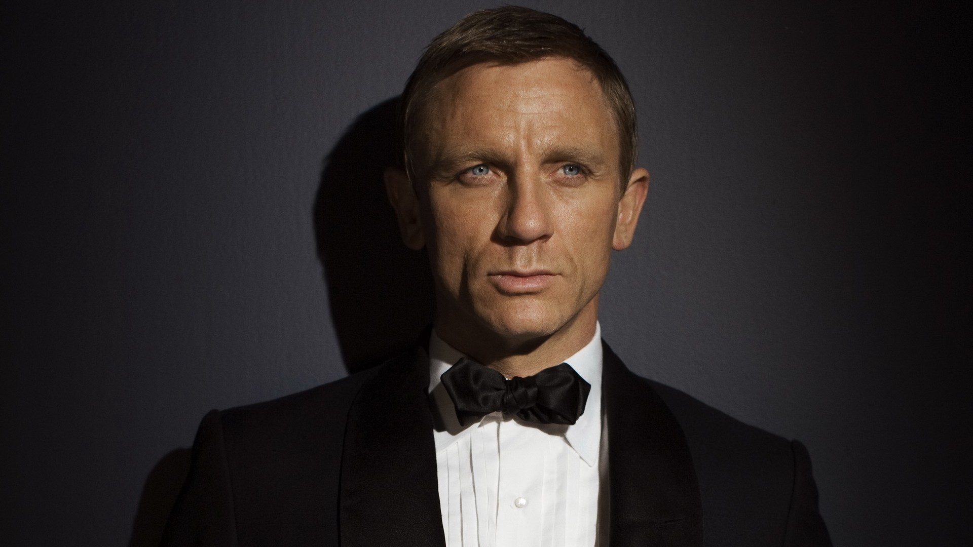 People 1920x1080 Daniel Craig actor tuxedo men movies James Bond simple background closeup