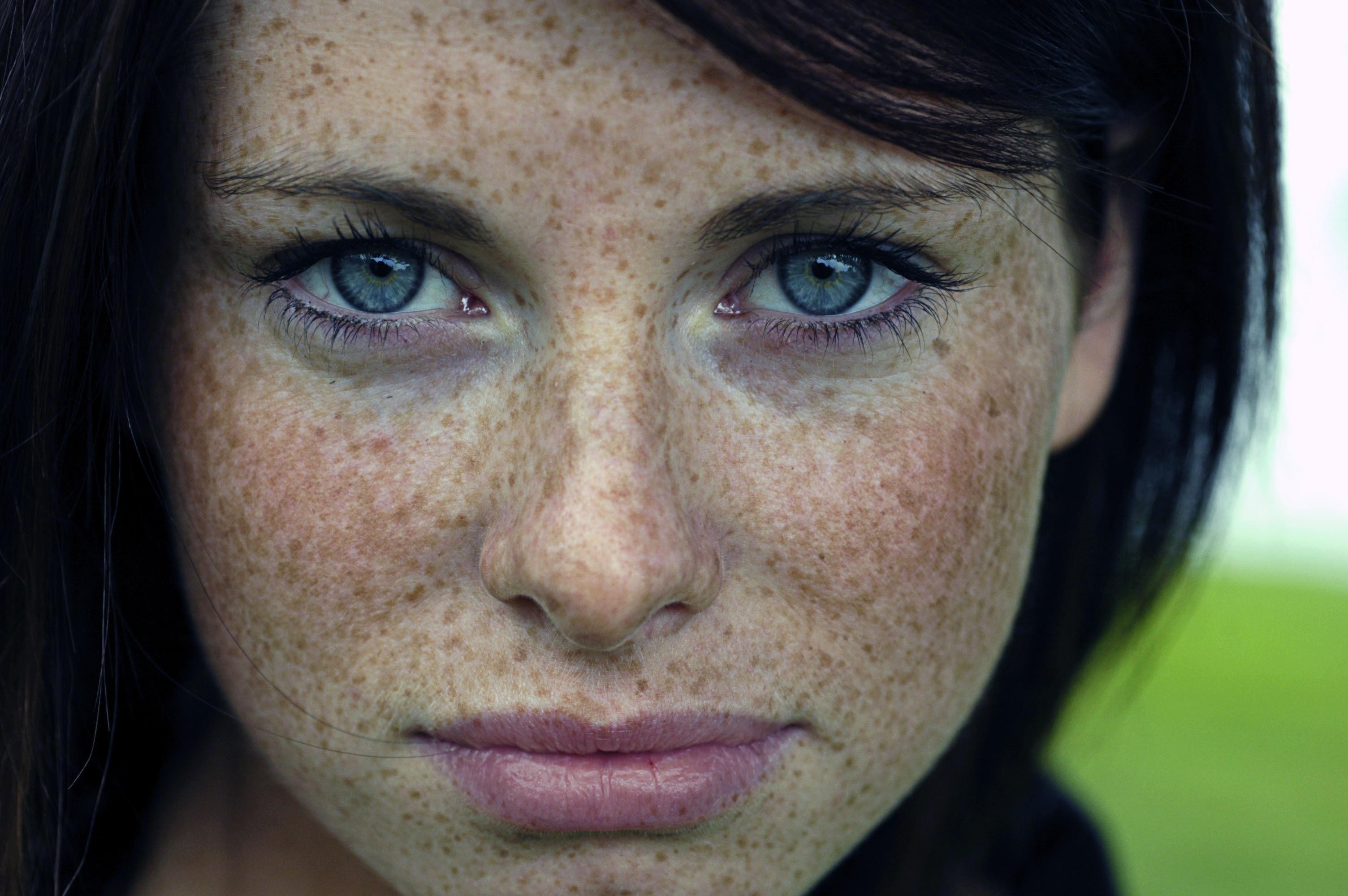 People 3008x2000 freckles women face closeup blue eyes black hair pink lipstick dark hair looking at viewer