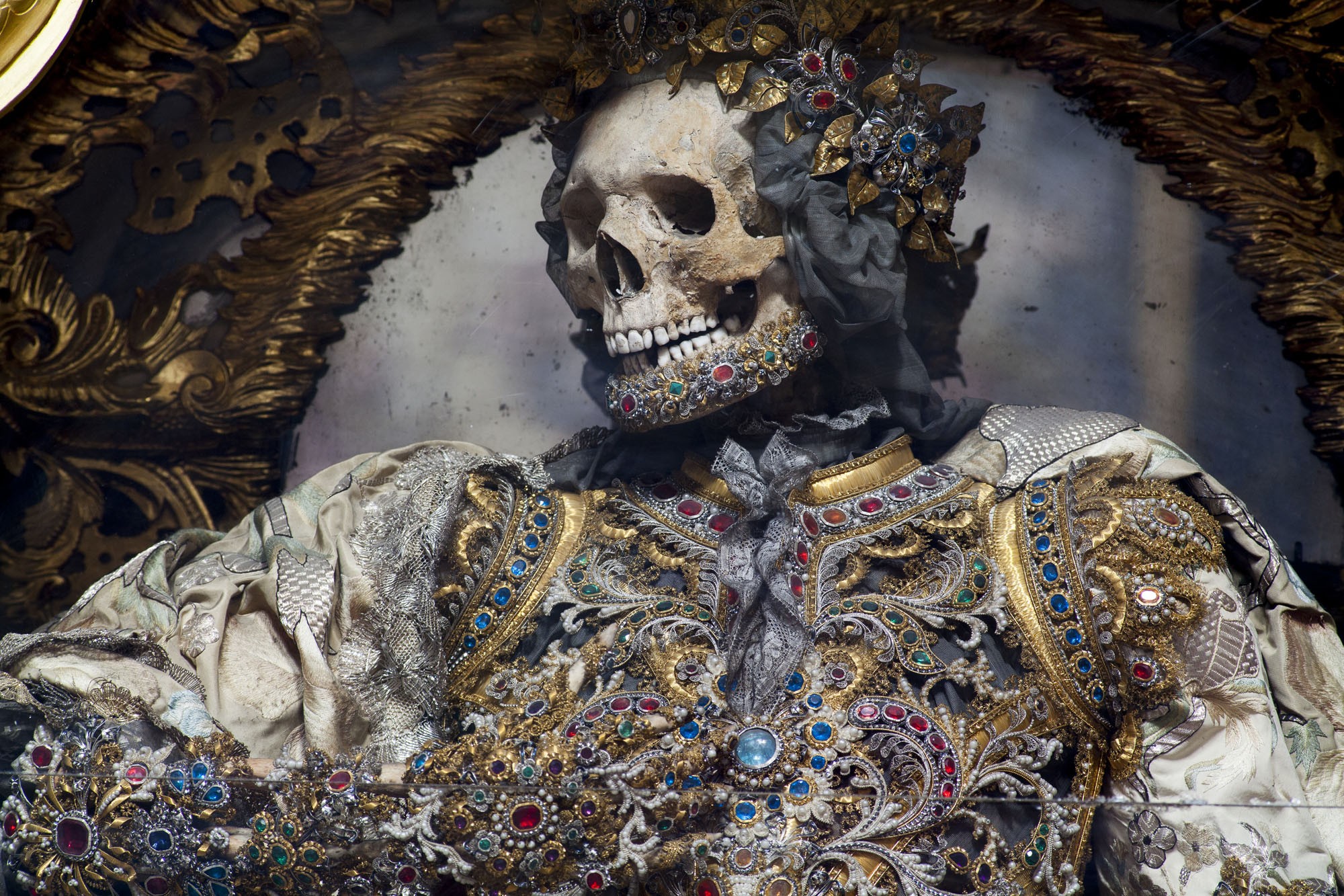 General 2000x1333 skull dead jewelry royal skeleton closeup