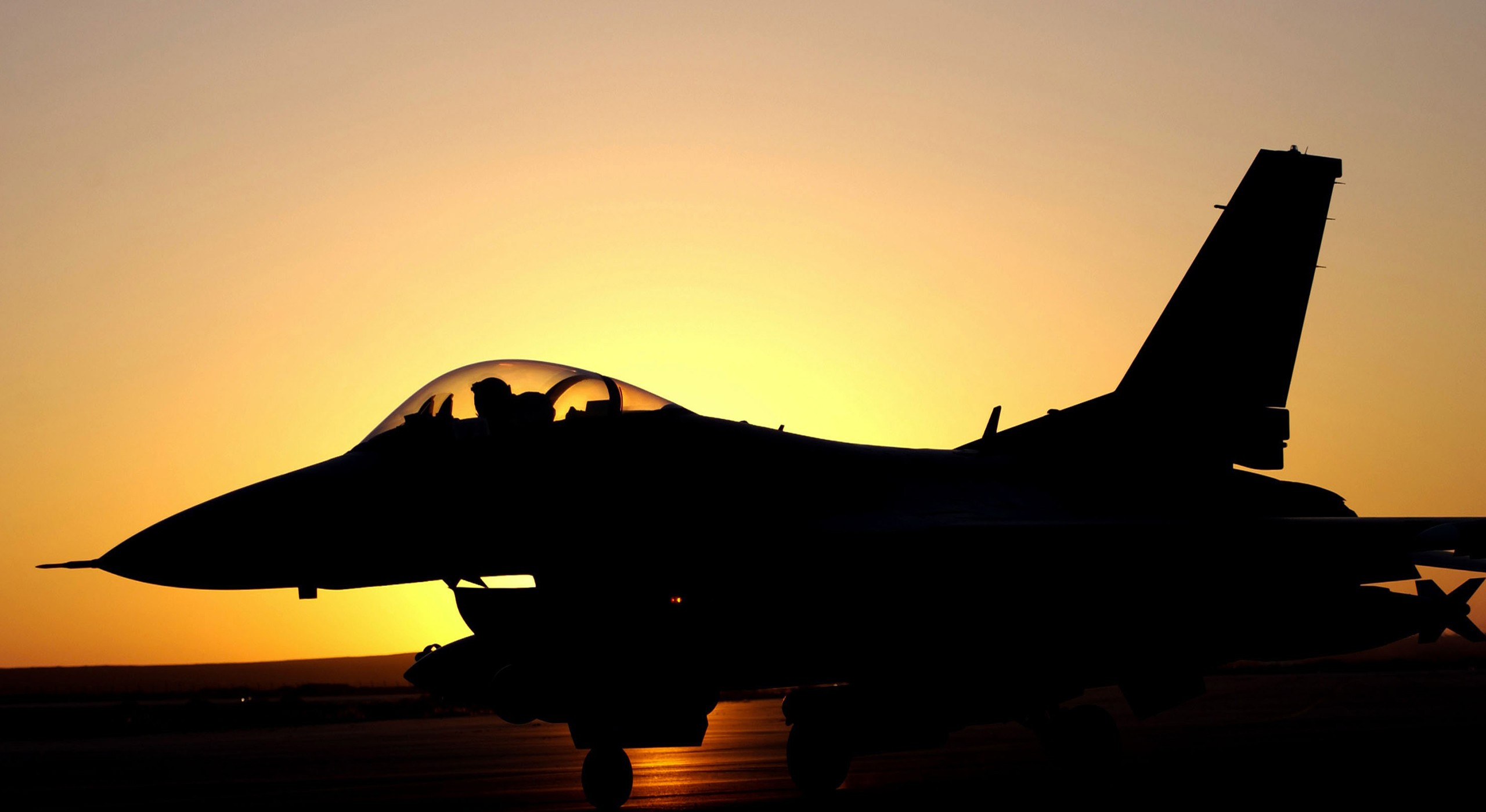 General 2560x1400 General Dynamics F-16 Fighting Falcon sunset aircraft military aircraft silhouette military vehicle American aircraft General Dynamics