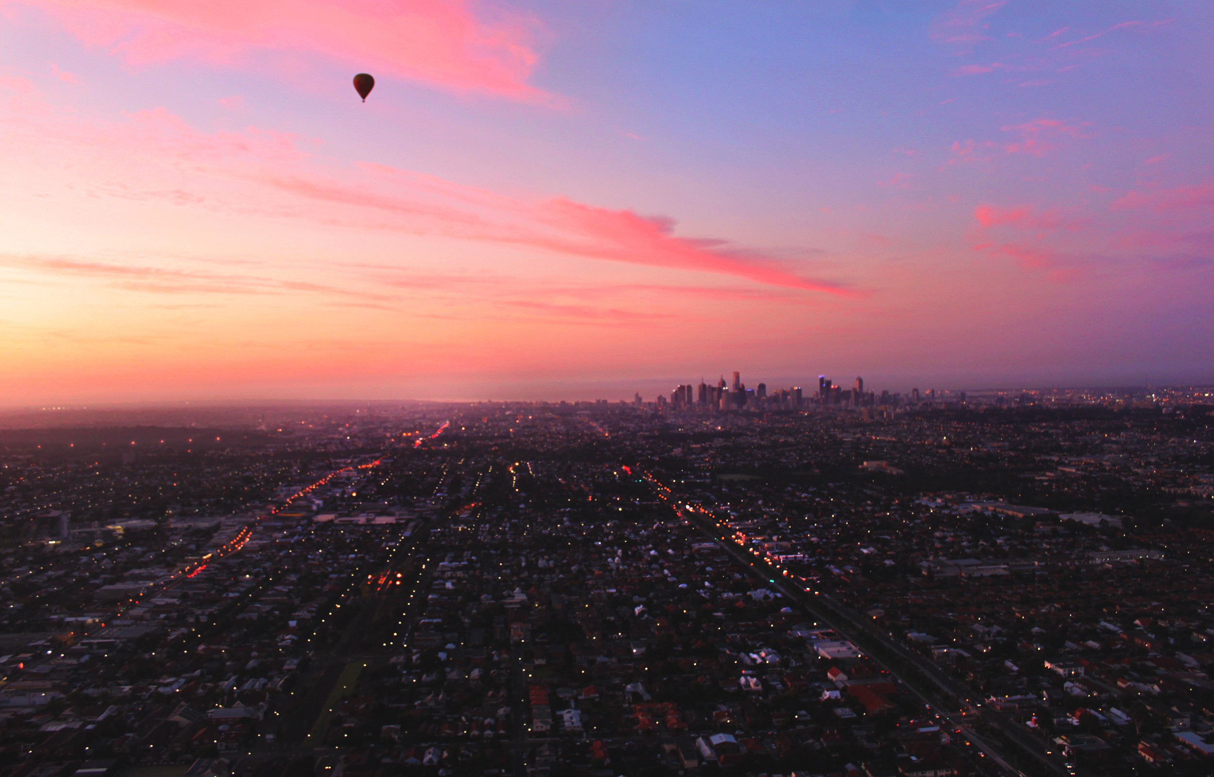 General 2500x1600 landscape cityscape aerial view hot air balloons sky sunlight clouds