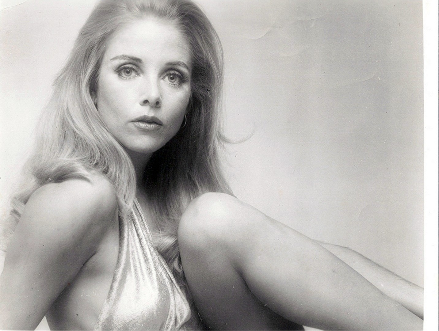 People 1432x1080 monochrome actress old photos women blonde looking at viewer long hair portrait Sue Lyon