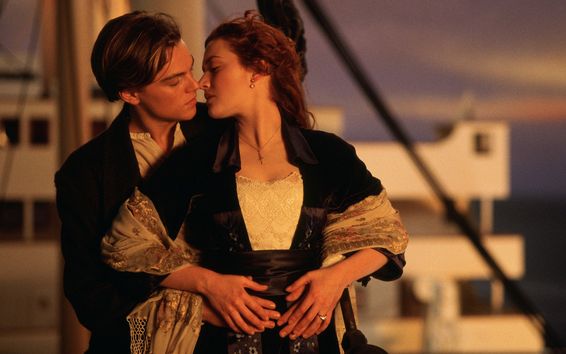 People 1920x1200 Titanic Kate Winslet lovers Leonardo DiCaprio movies earring women men actor actress film stills holding hands