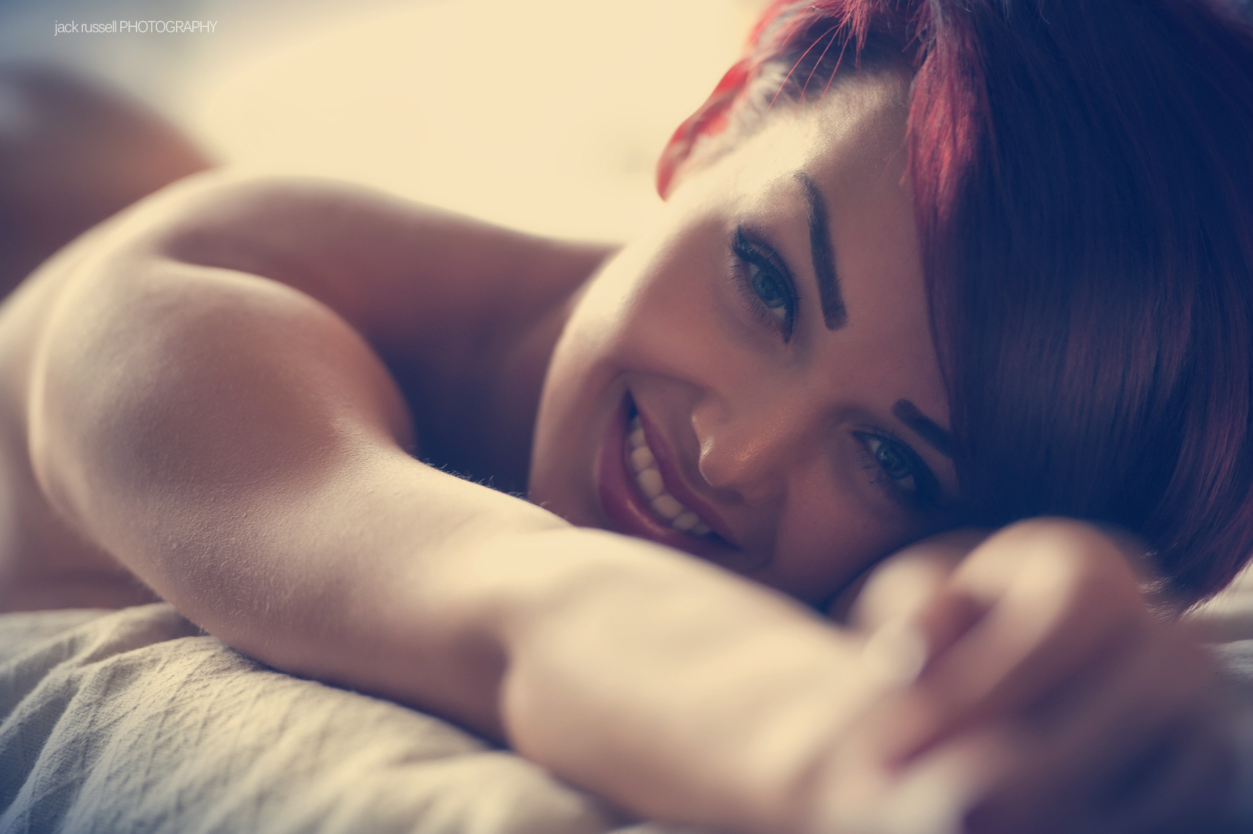 People 2574x1713 women short hair redhead in bed face Rosie Robinson Jack Russell lying on front indoors women indoors smiling makeup dyed hair British women British model closeup