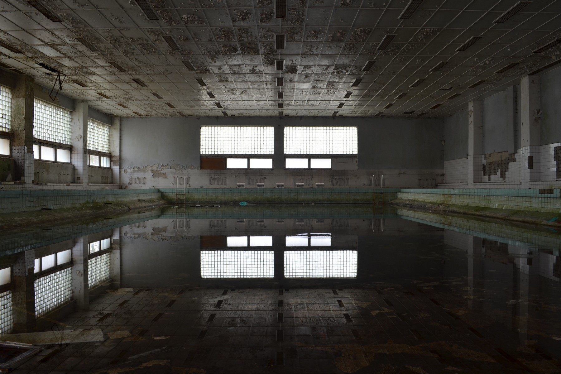 General 1800x1200 abandoned ruins swimming pool indoors