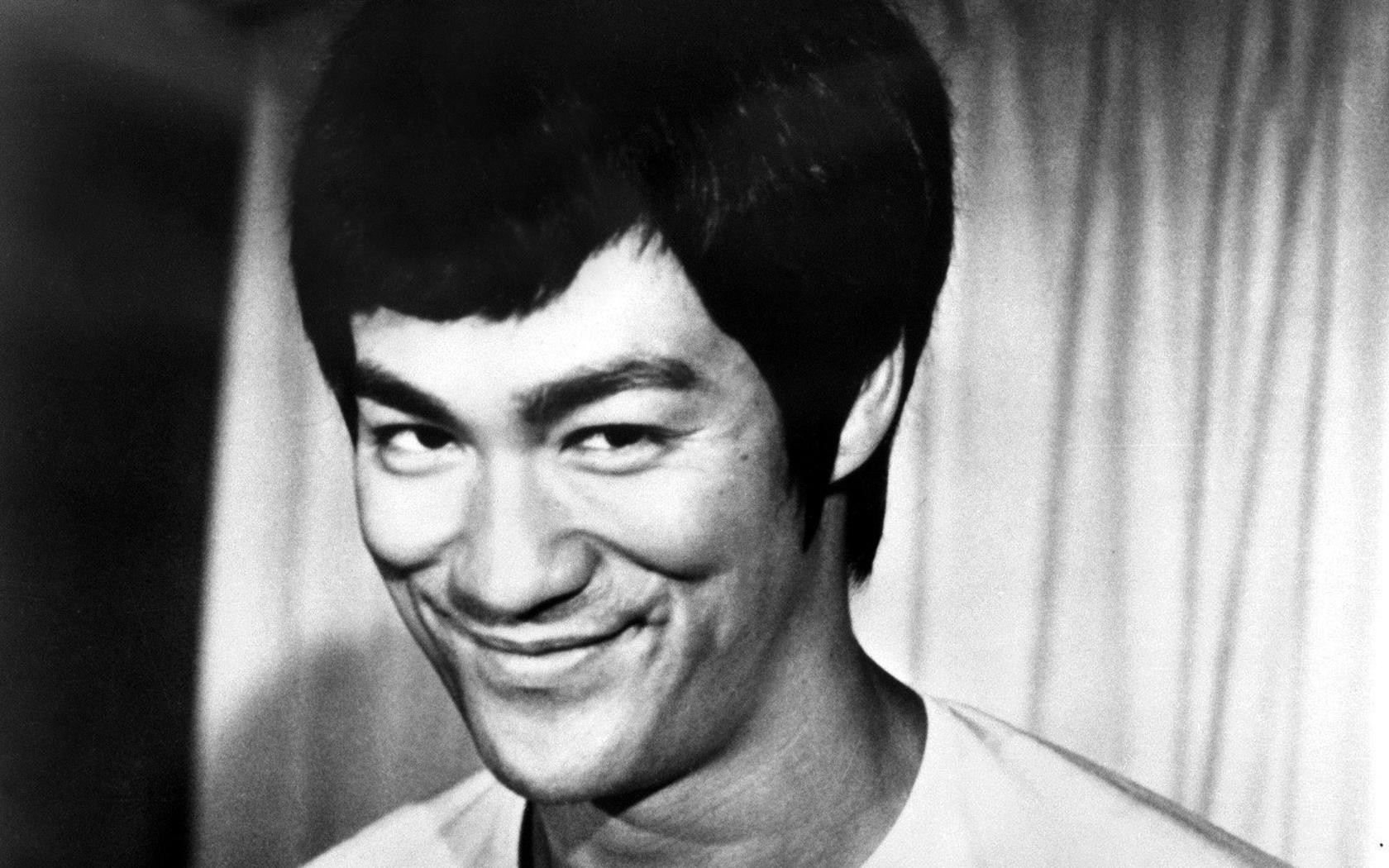 People 1680x1050 Bruce Lee smiling monochrome men looking at viewer actor