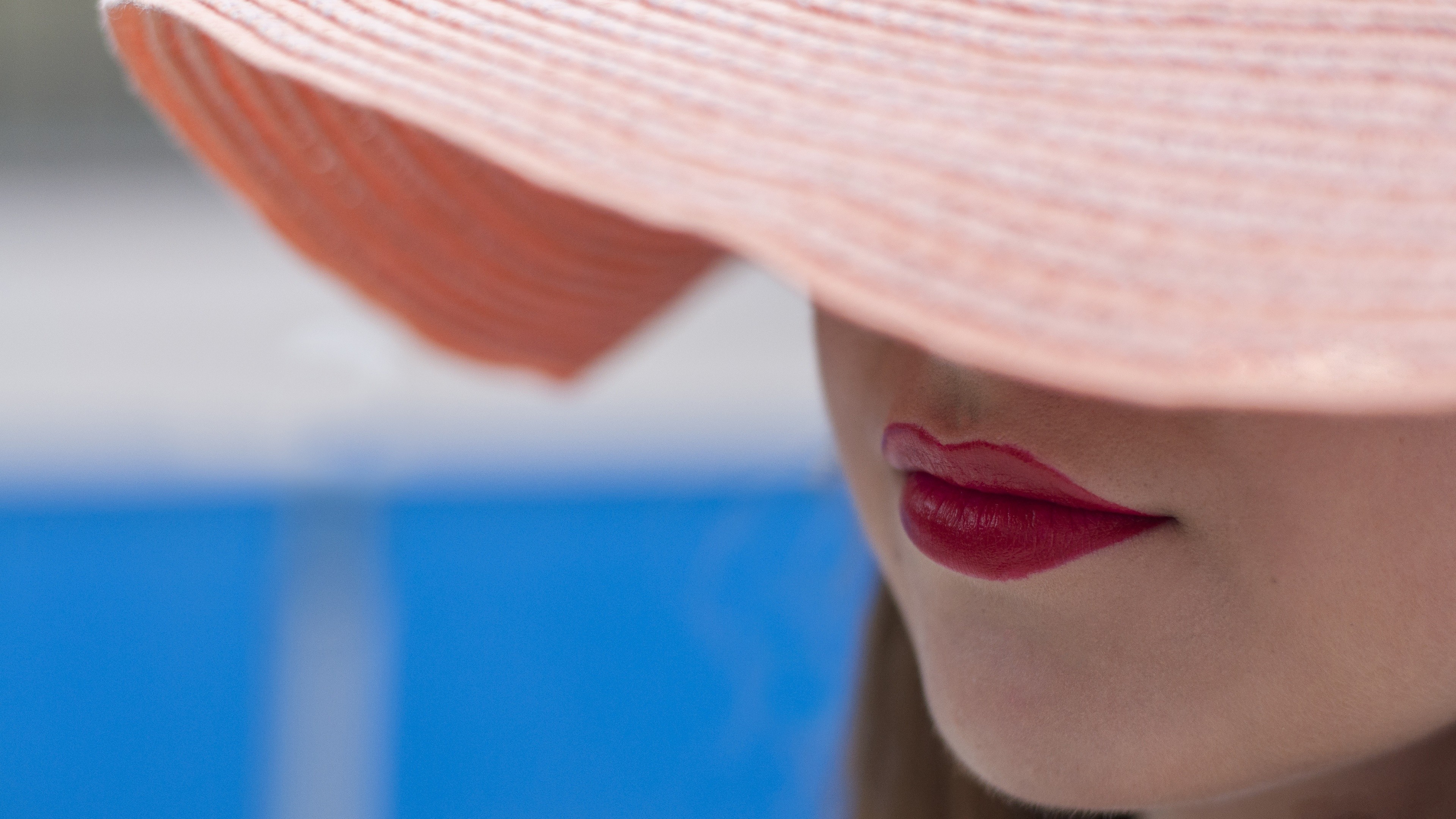 Твои прекрасные губы. Сочные губы. Фото губ девушек. Голубые губы. Женщина в шляпе и губы.