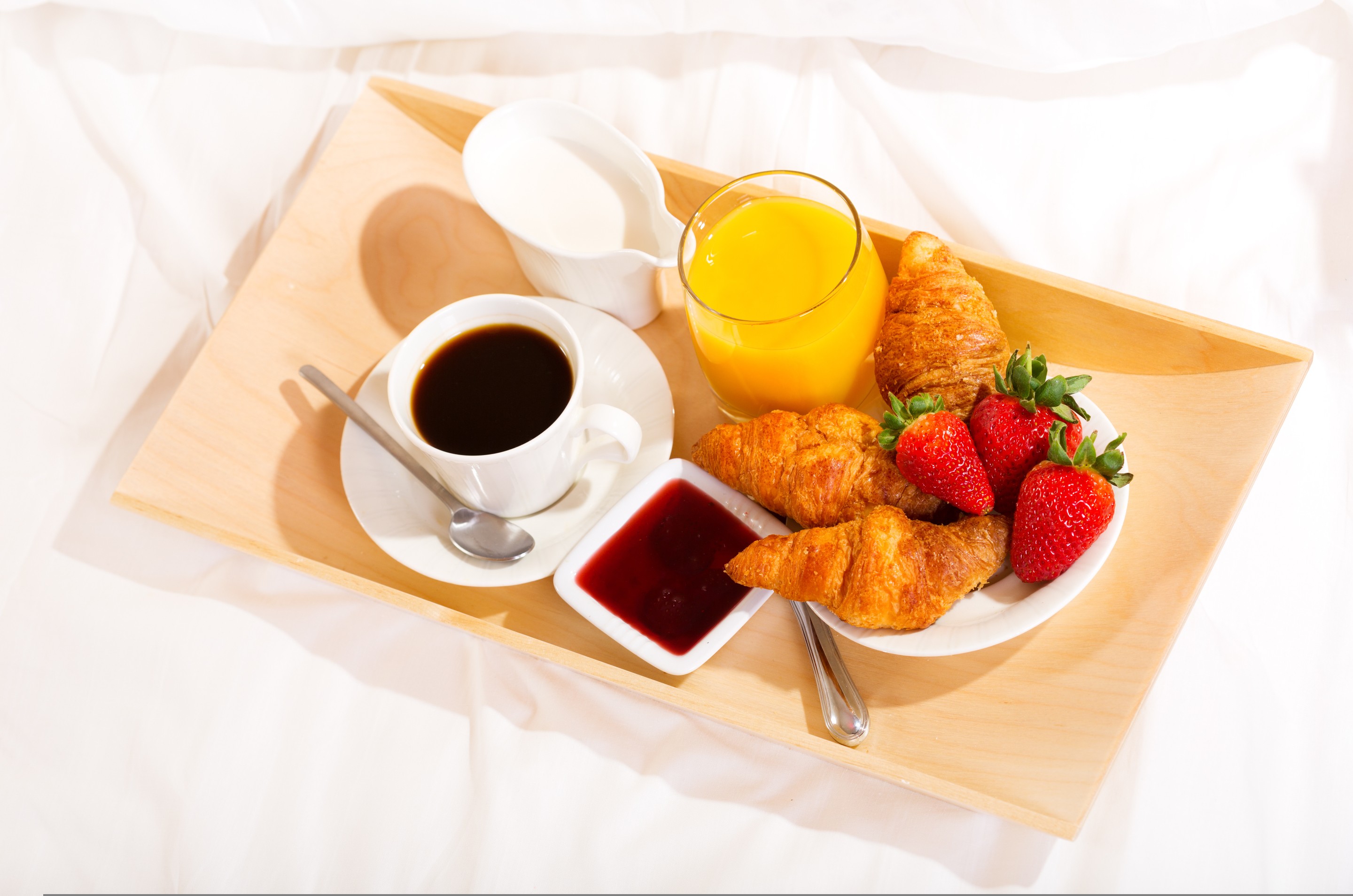 General 2880x1908 coffee breakfast food strawberries fruit cup spoon croissants closeup simple background juice orange juice