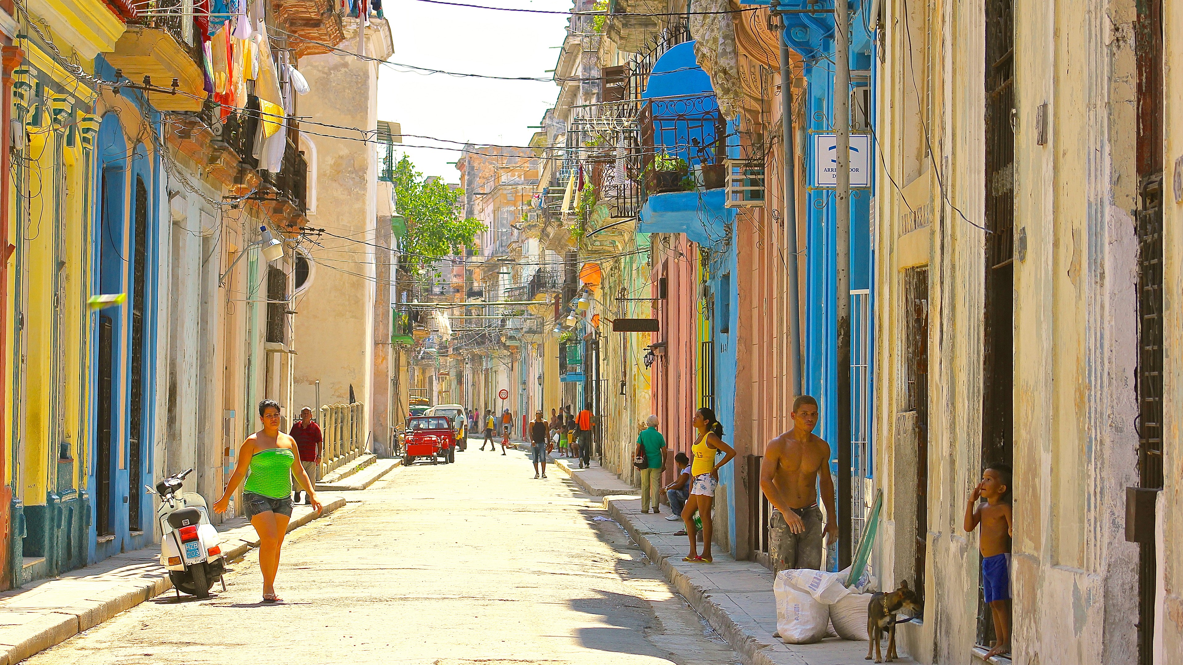 General 3840x2160 Havana Cuba street people city urban daylight