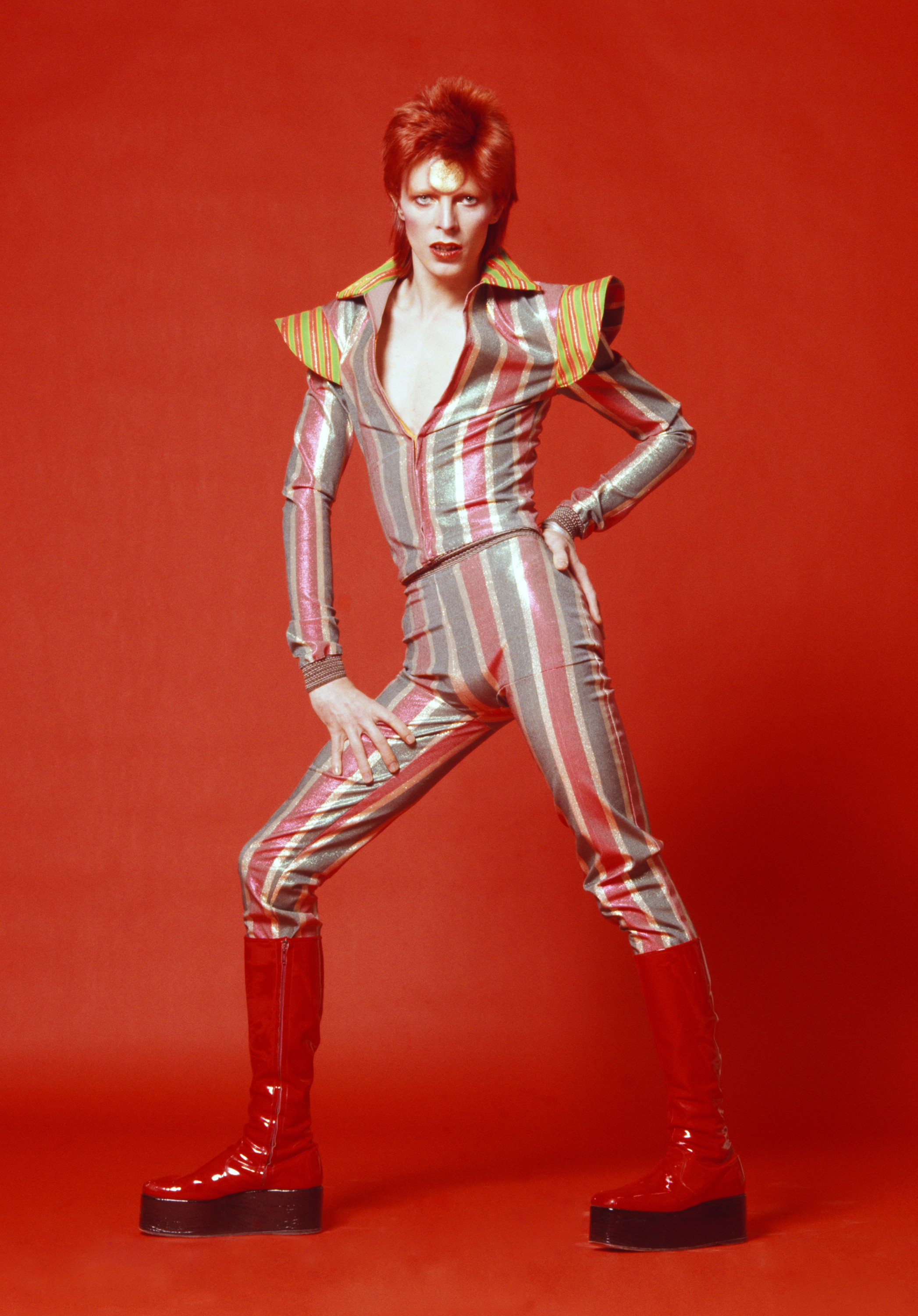 People 2094x3000 David Bowie musician men red background deceased